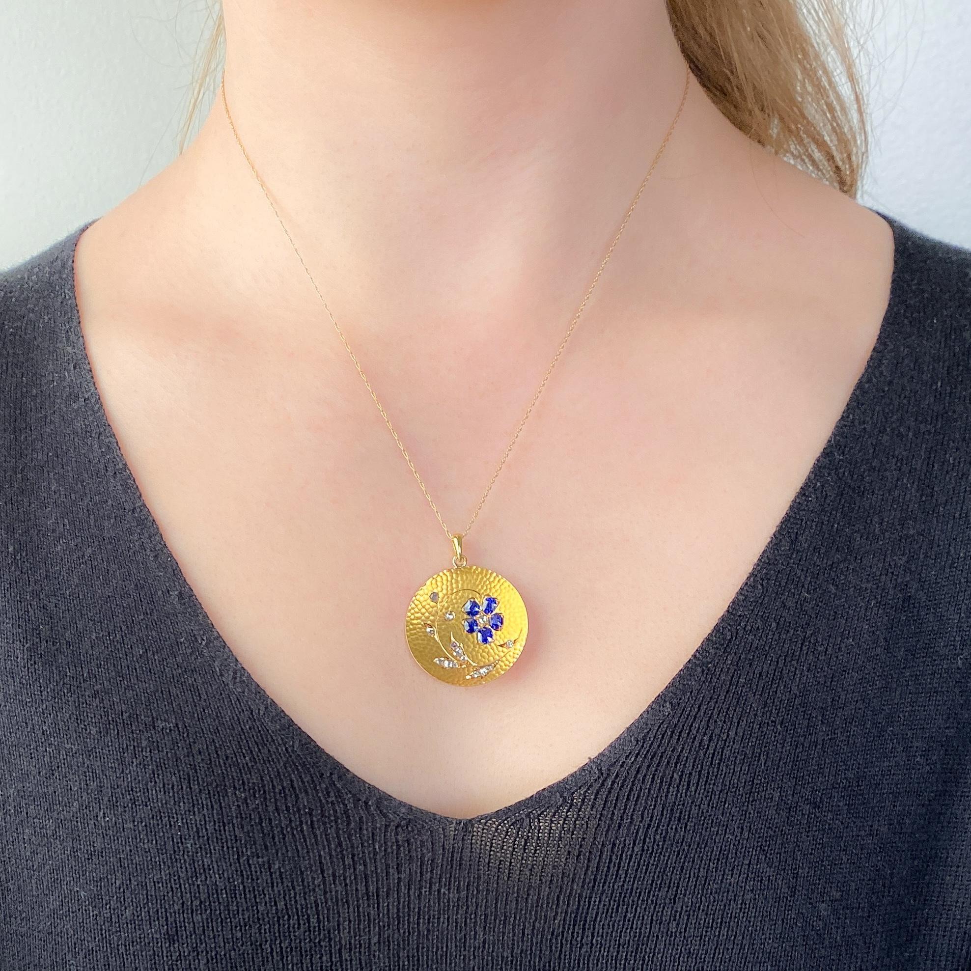 Antique Sapphire Flower Pendant of 18k Gold In Excellent Condition For Sale In Lewisburg, PA
