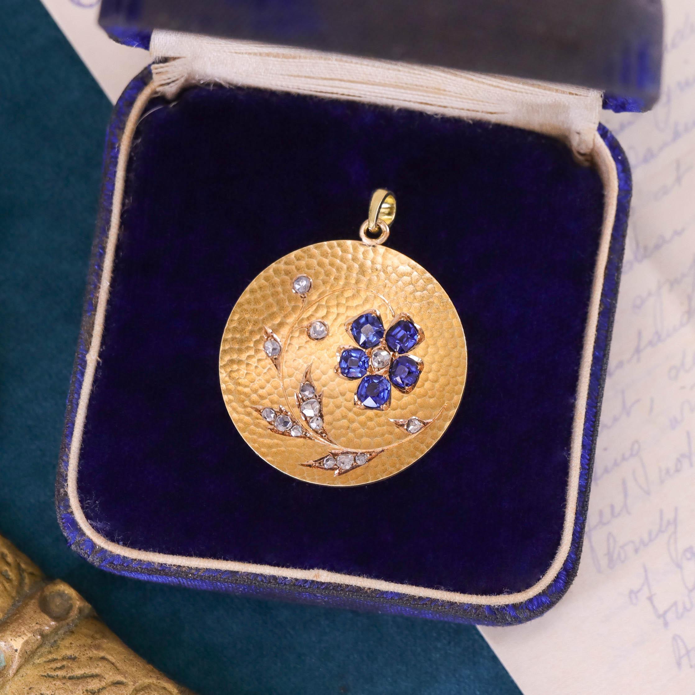 Women's Antique Sapphire Flower Pendant of 18k Gold For Sale