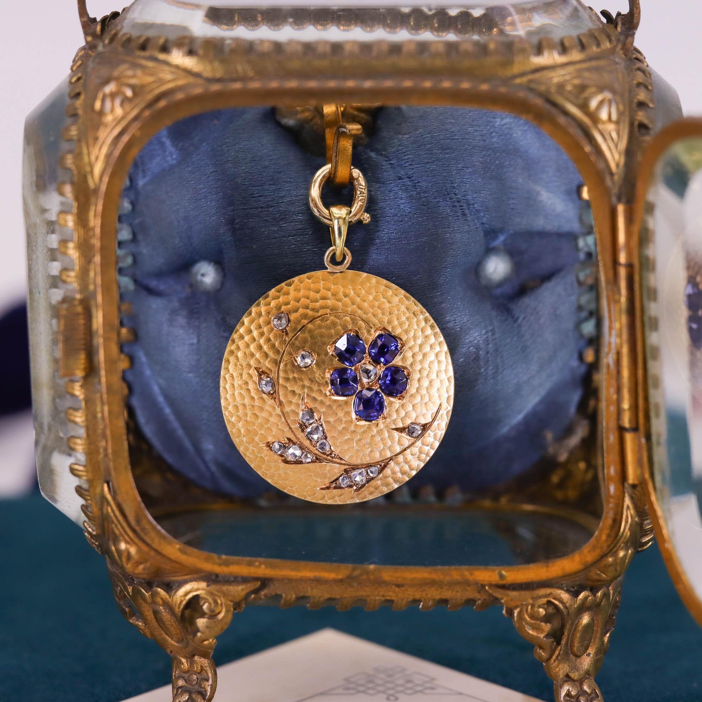 Antico ciondolo a forma di fiore di zaffiro in oro 18 carati in vendita 1