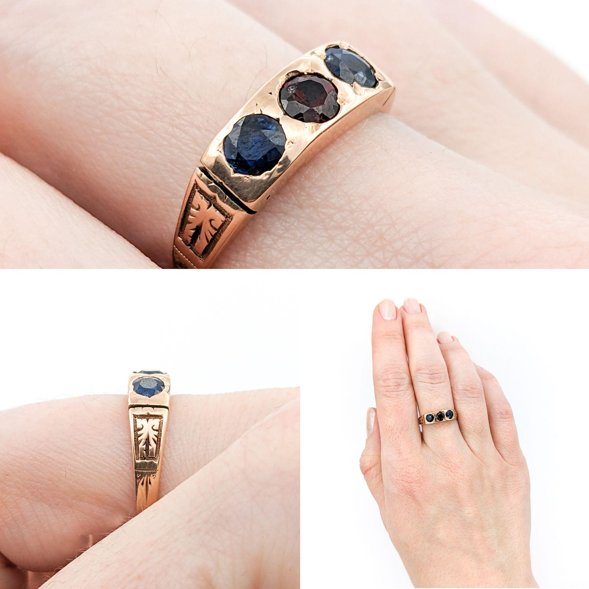 Antiker Saphir & Granat Ring in Gelbgold

Erleben Sie den Charme viktorianischer Eleganz mit diesem exquisiten antiken Ring, der sorgfältig aus 9k Gelbgold gefertigt wurde. Dieser Ring ist ein Schatz aus der Vergangenheit und verkörpert die