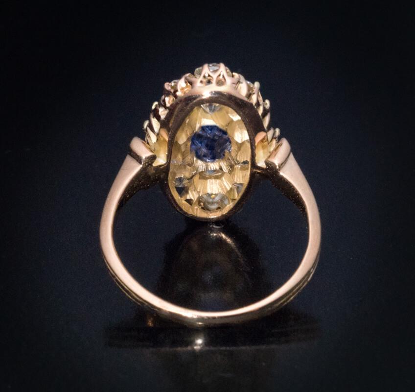 Antiker Saphir-Cluster-Ring aus Gold mit Diamant im alten Minenschliff im Zustand „Hervorragend“ im Angebot in Chicago, IL