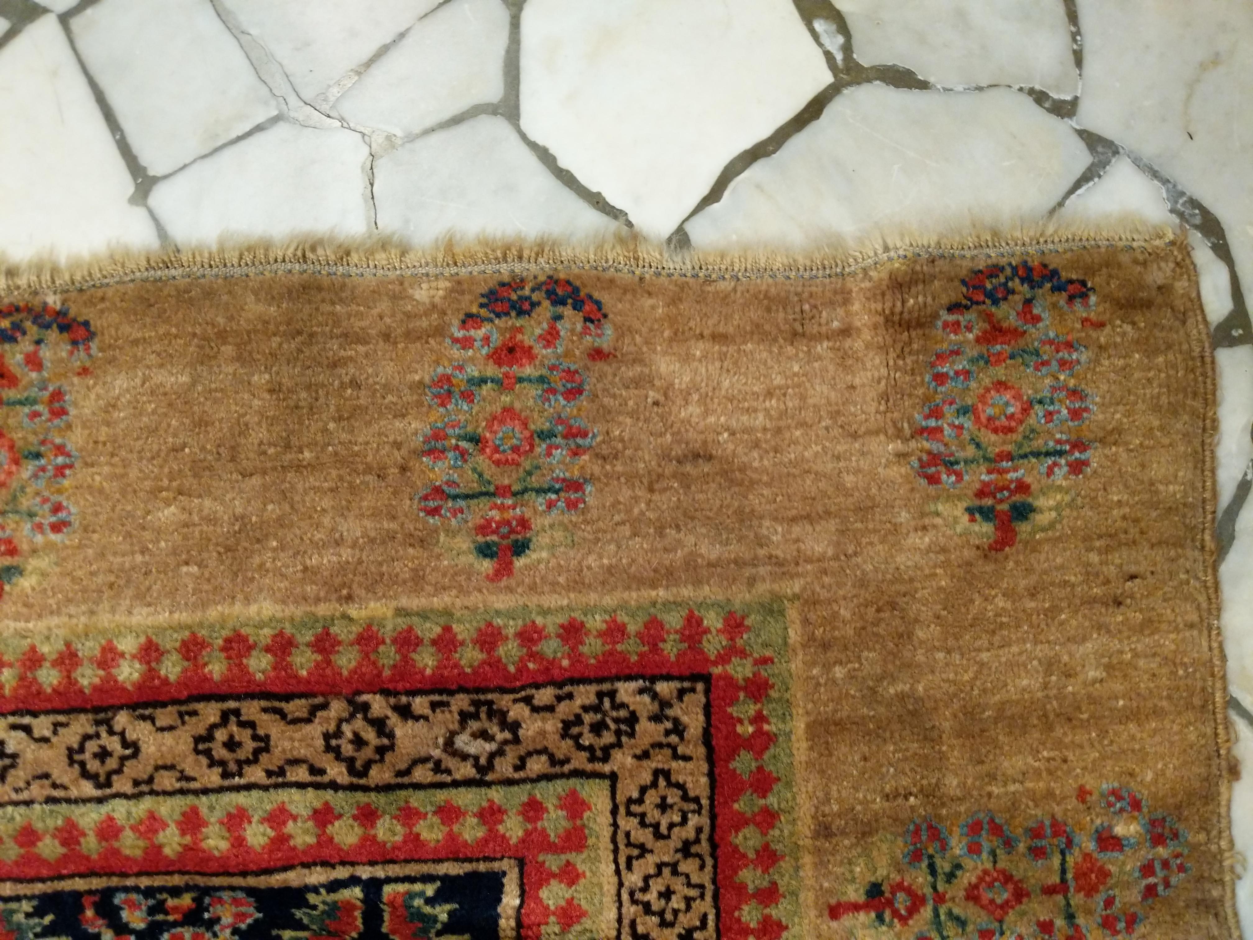 Antiker Sarab Kamelhaar-Teppich mit Paisleys und gepunkteten Motiven im Angebot 2