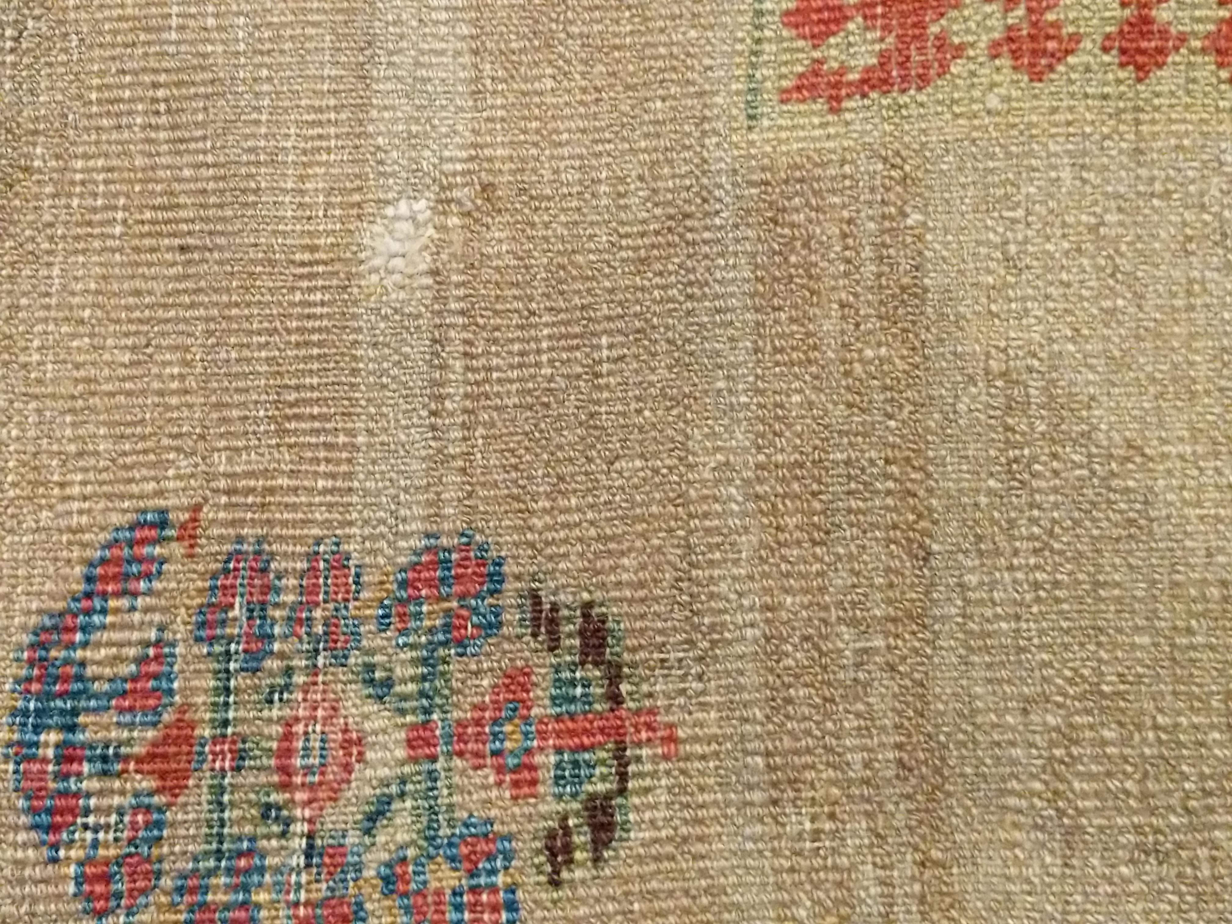 Alfombra antigua Sarab de pelo de camello con motivos de paisleys y lunares en venta 6