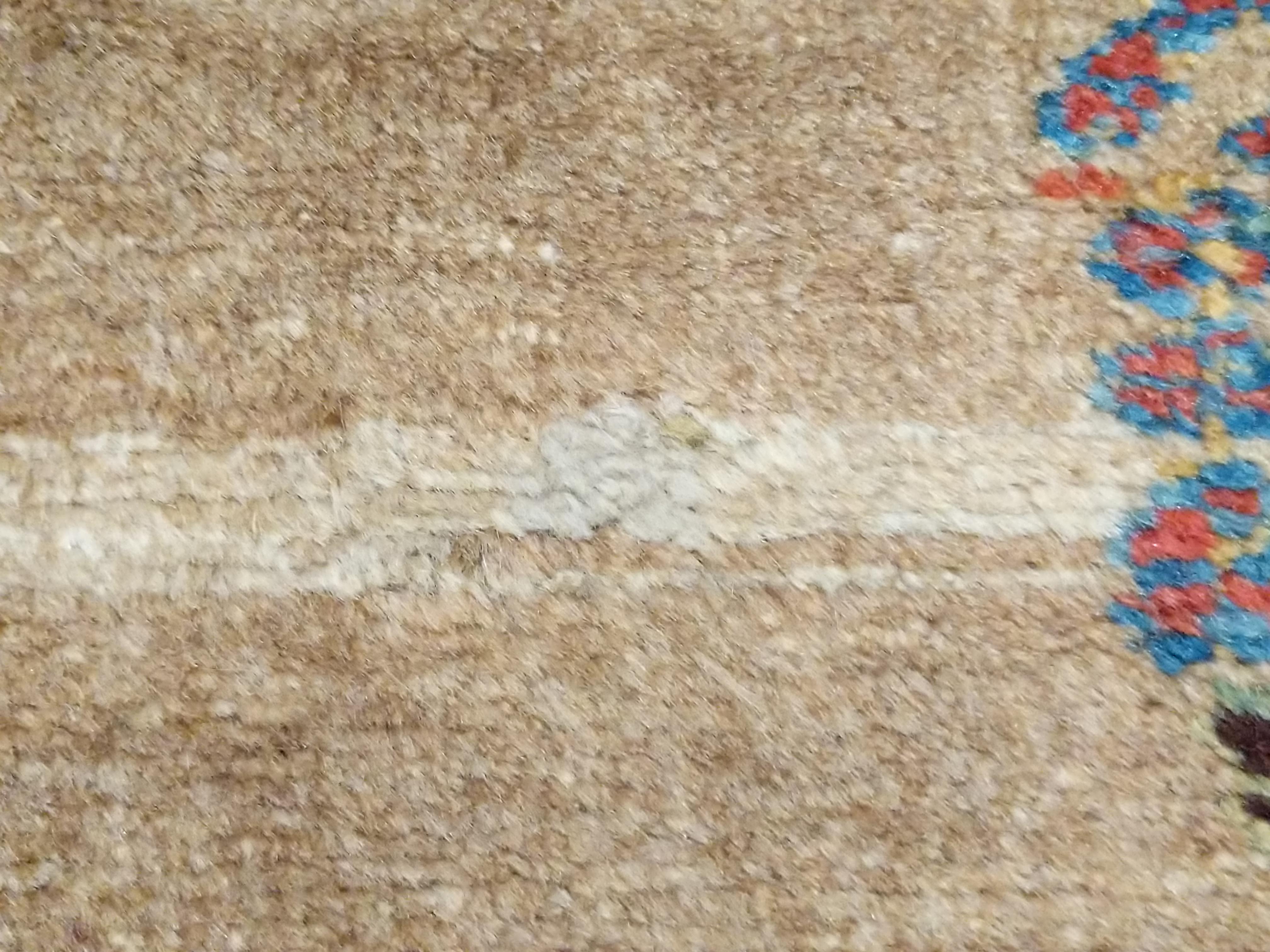 Alfombra antigua Sarab de pelo de camello con motivos de paisleys y lunares en venta 7
