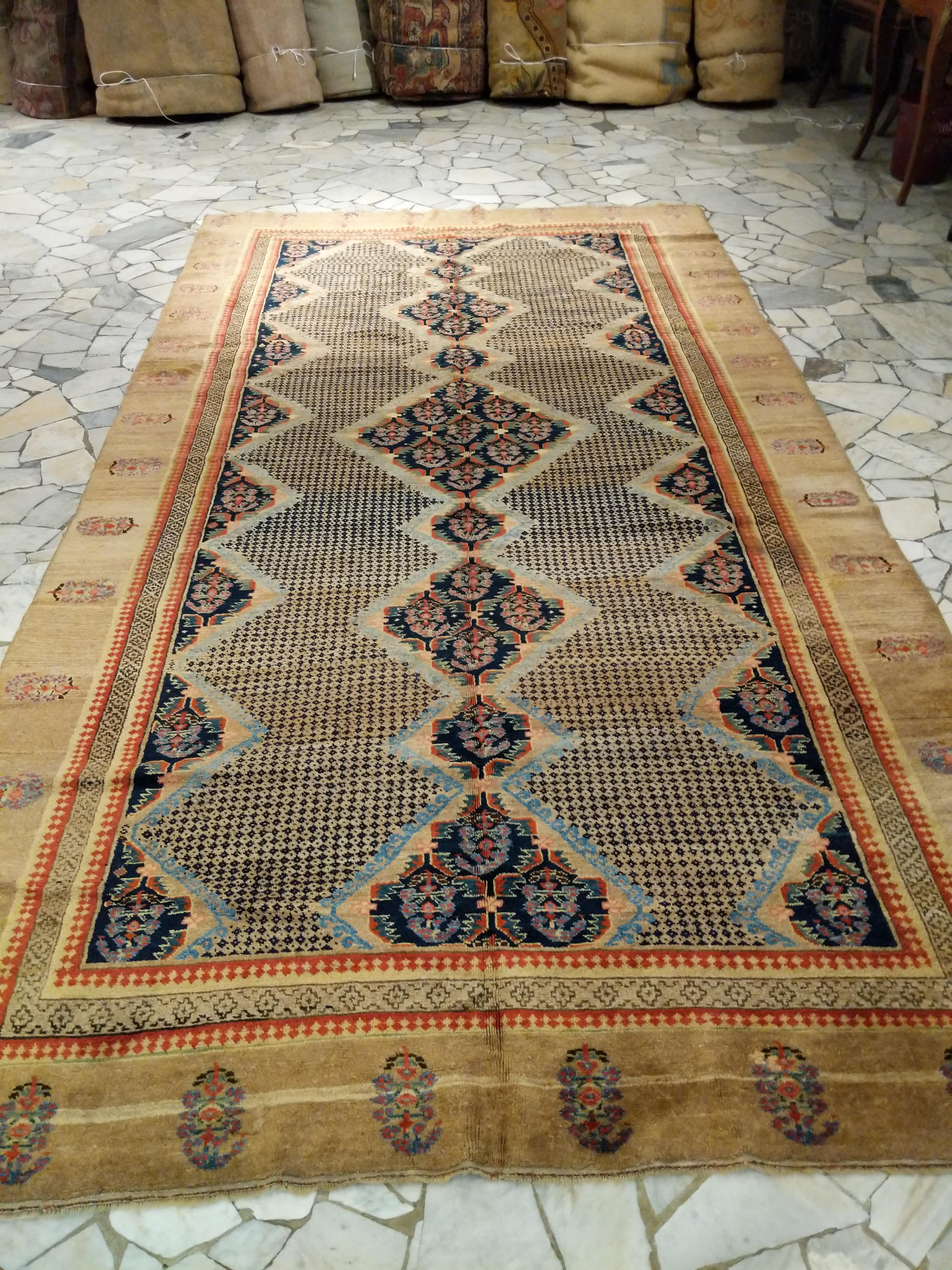 Teppiche, die aus der aserbaidschanischen Stadt Sarab stammen, sind recht selten. Sie zeichnen sich durch ein längliches Format und einen Kamelhintergrund aus, der mit geometrischen Motiven verziert ist. Frühere Stücke wie das hier abgebildete