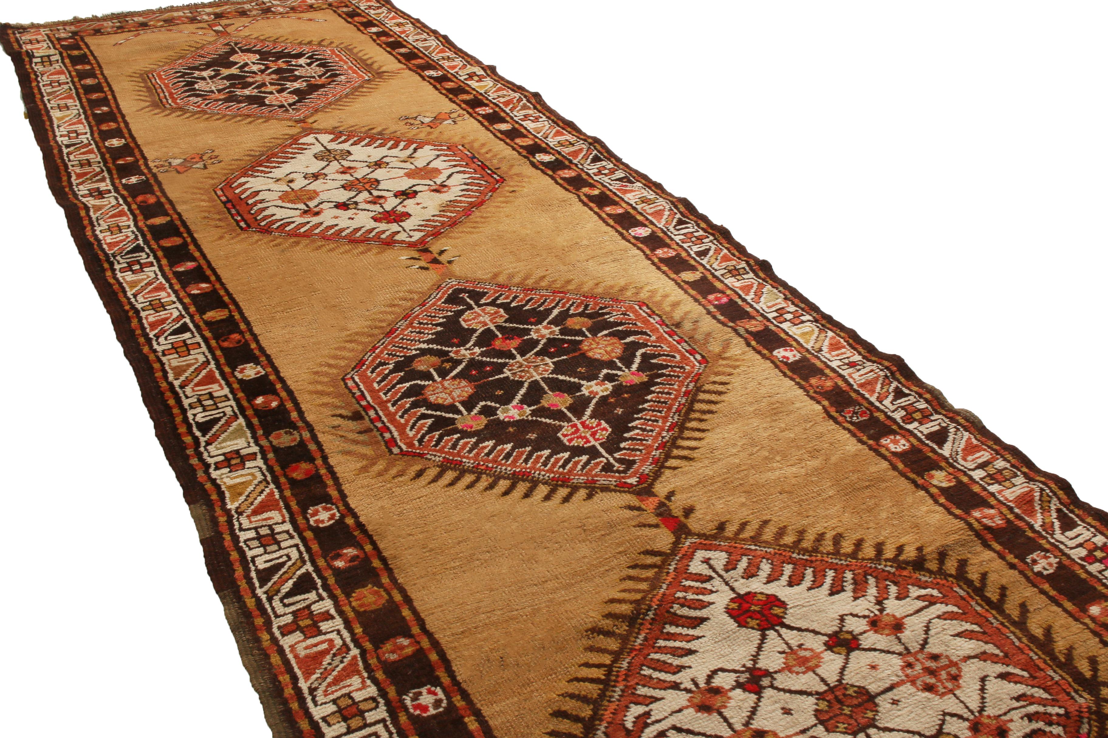 Antiker geometrischer persischer Sarab-Läufer aus Wolle in Orange und Rot von Teppich & Kelim (Handgeknüpft) im Angebot