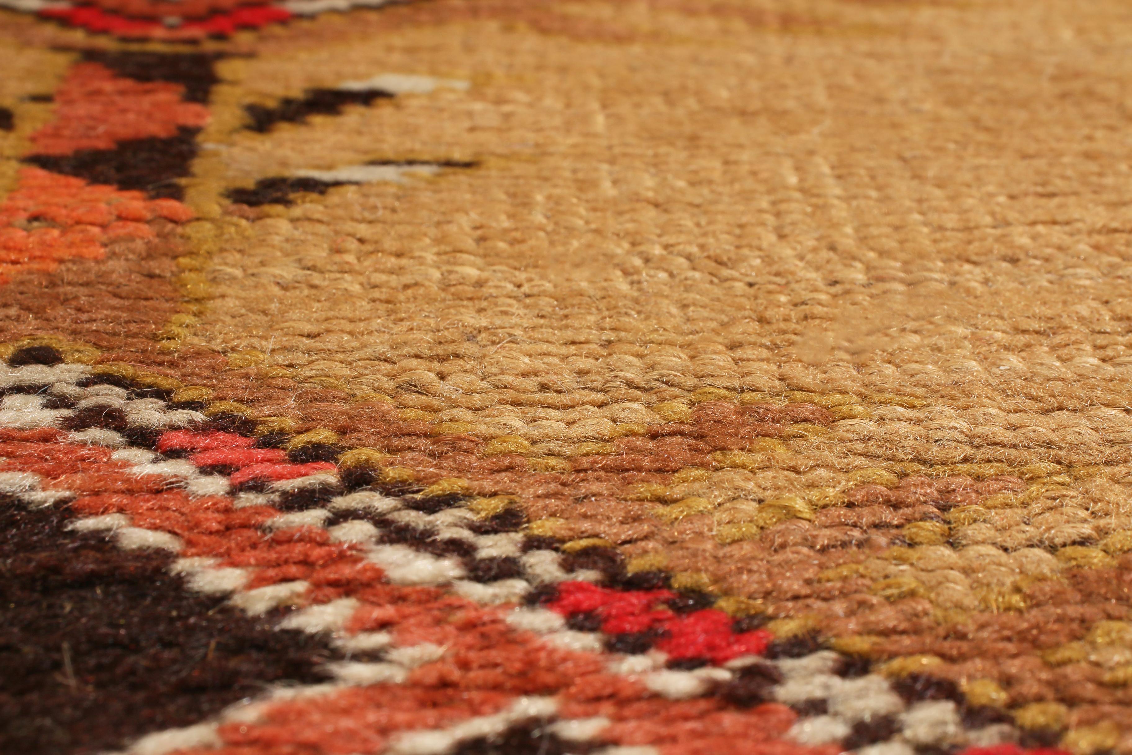 Antiker geometrischer persischer Sarab-Läufer aus Wolle in Orange und Rot von Teppich & Kelim im Angebot 1