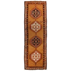 Tapis de couloir persan Sarab géométrique antique en laine orange et rouge de Rug & Kilim