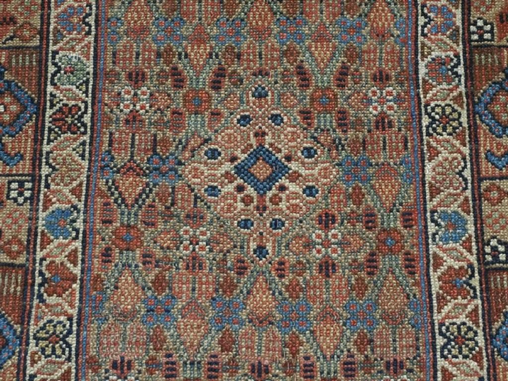 Persiano Antico runner Sarab stretto con fondo in cammello, colori tenui, CIRCA 1880 in vendita