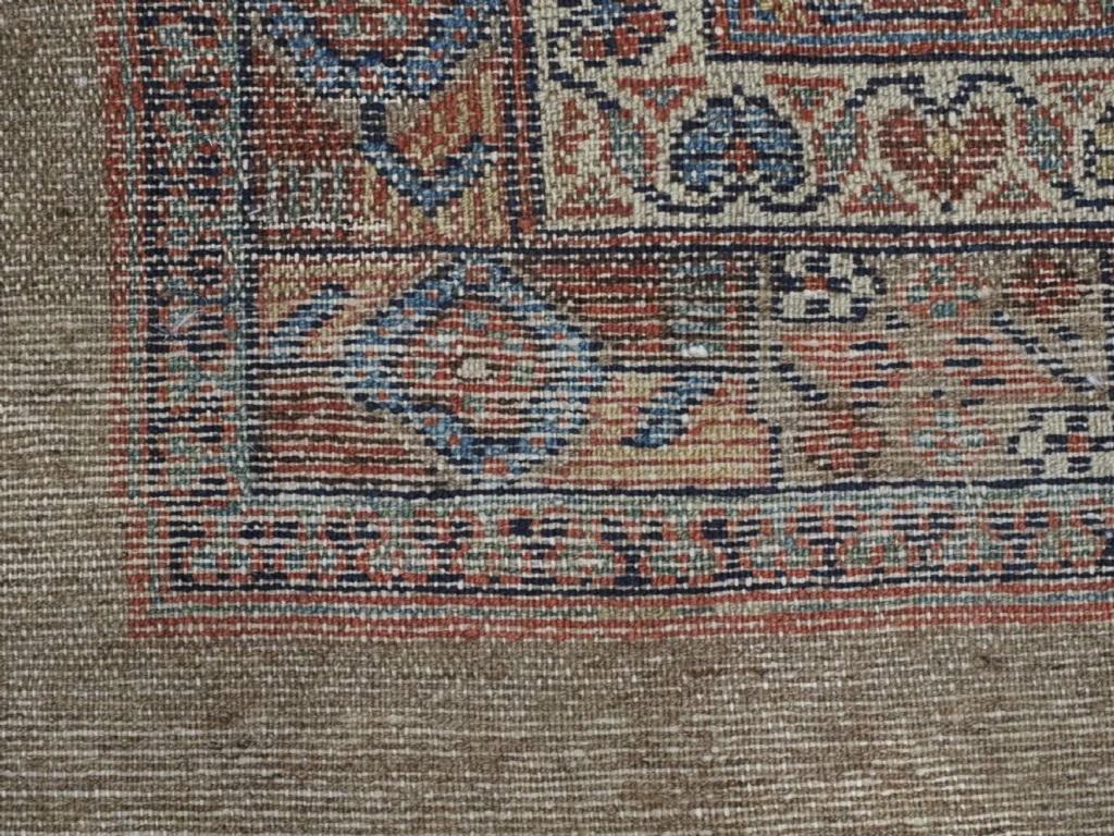Tessuto Antico runner Sarab stretto con fondo in cammello, colori tenui, CIRCA 1880 in vendita