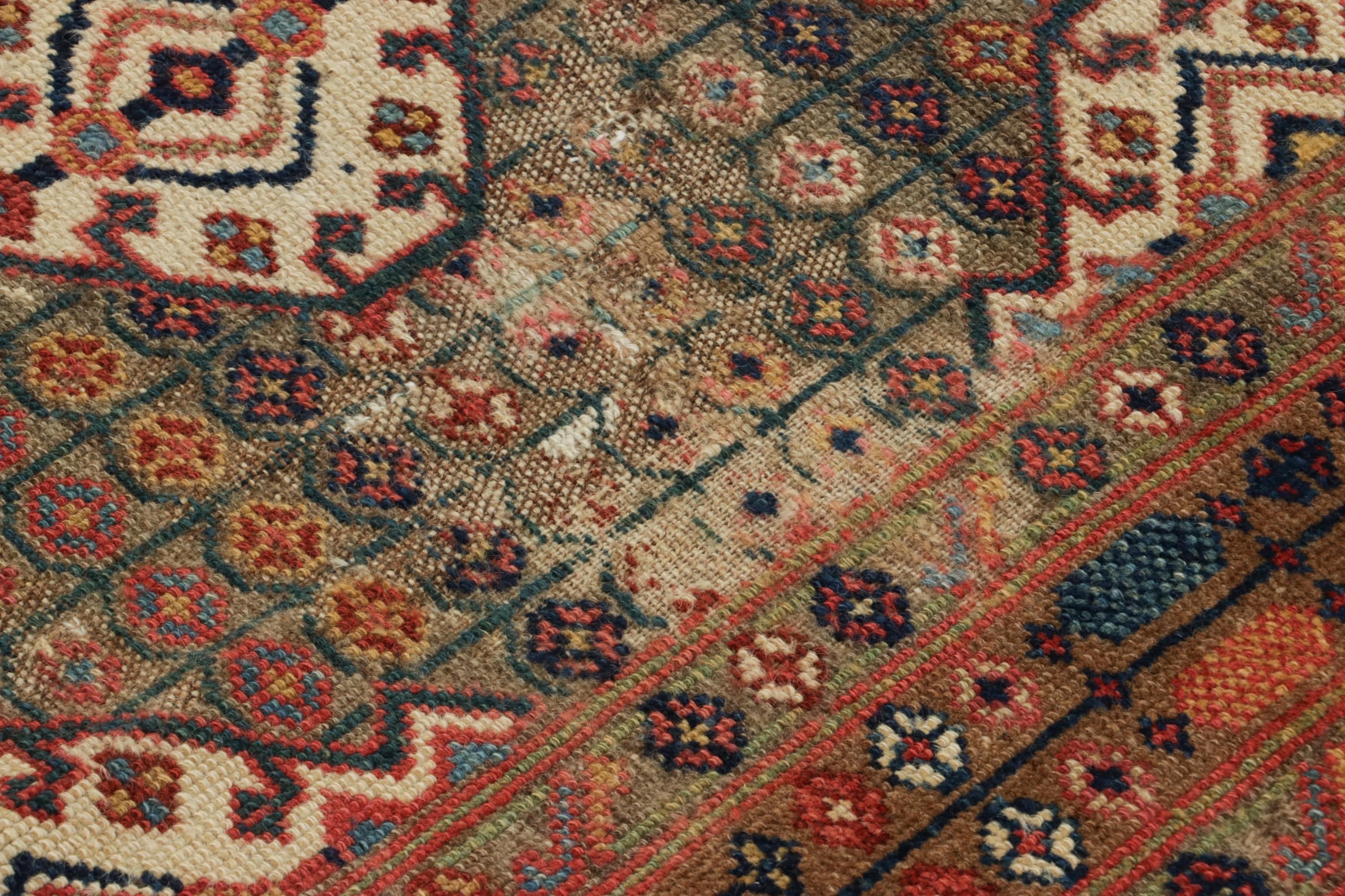 Dieser 4x9 antike persische Sarab-Läufer aus handgeknüpfter Wolle (ca. 1900-1910) ist eine äußerst seltene und aufregende Neuheit in der Kollektion von Rug & Kilim zu dieser berühmten Webtradition. 

Über das Design: 

Liebhaber des Kunsthandwerks