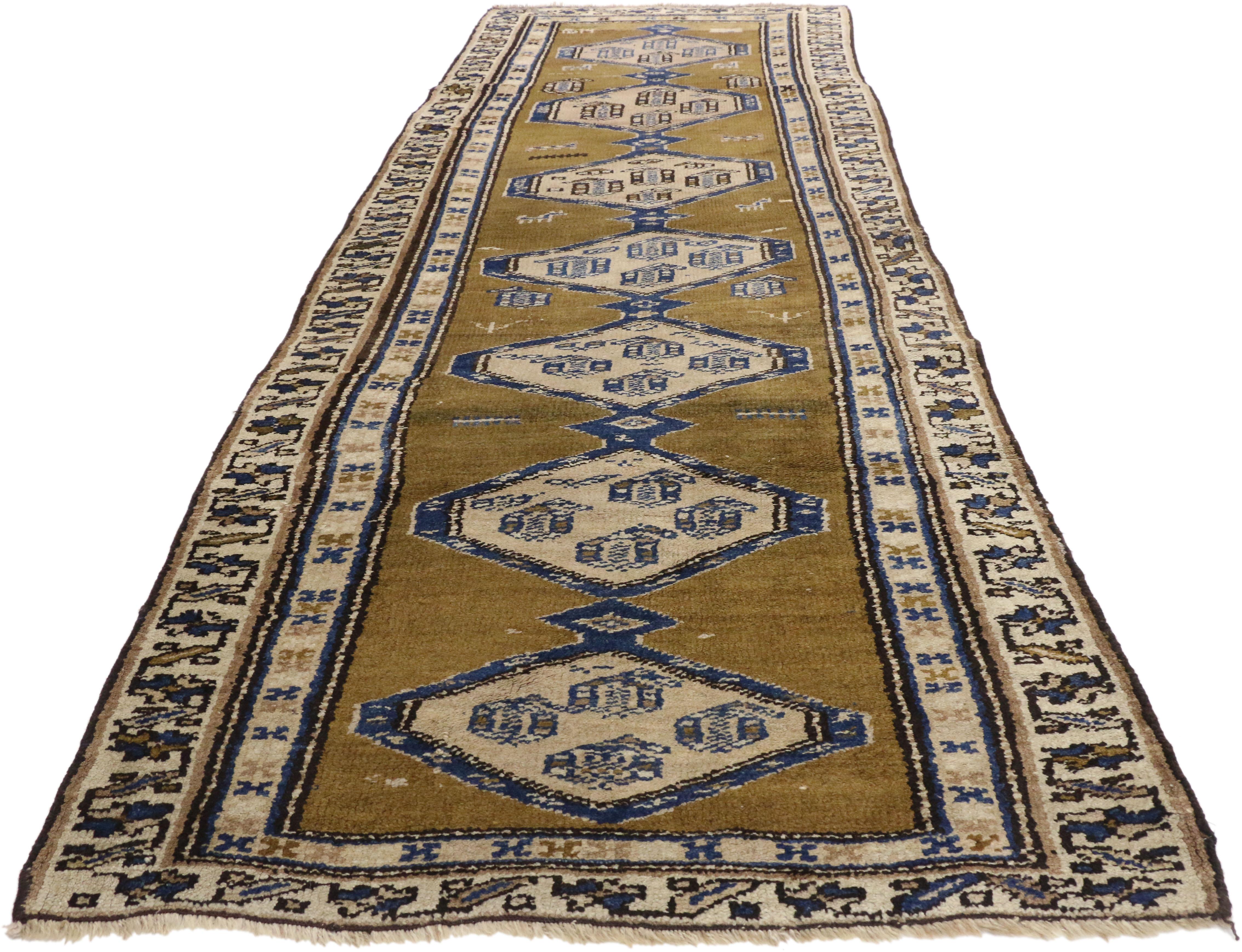 Antico runner persiano Sarab con stile tribale moderno in vendita 1