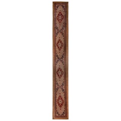 Antiker antiker persischer Sarab-Teppich in Rot, Beige, mit Blumenmedaillon von Teppich & Kelim