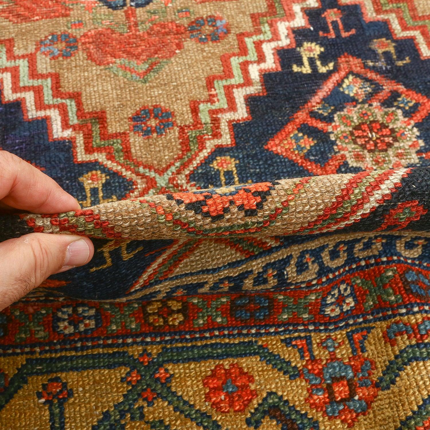 Les tapis de Sarab sont un type de tapis persan originaire de la région de Sarab, dans le nord-ouest de l'Iran, près de la ville de Tabriz. Ces tapis sont réputés pour leur excellente qualité de fabrication, leurs couleurs éclatantes et leurs motifs
