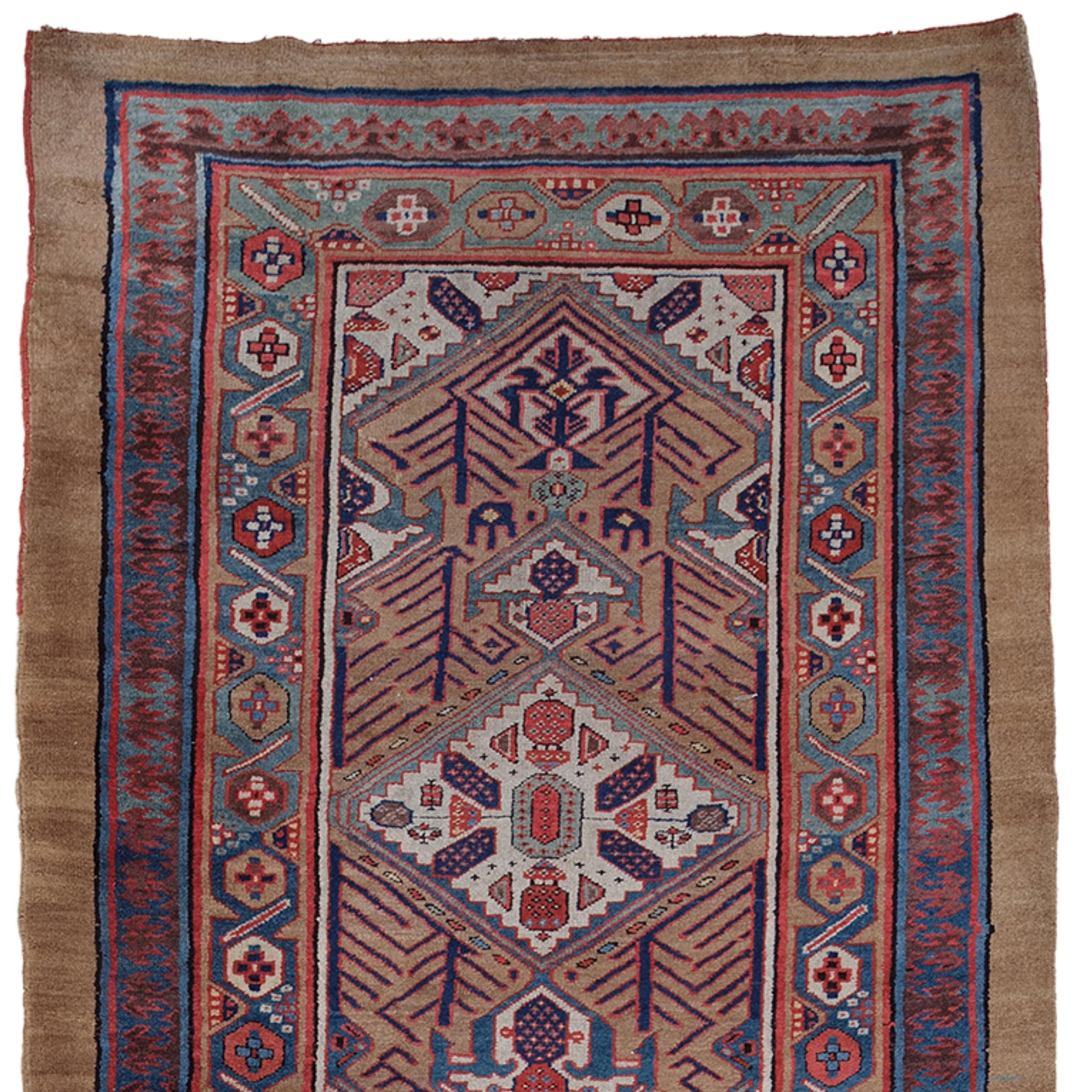 Dieser antike Sarab-Teppich ist ein einzigartiges Beispiel für einen Teppich, der in der Sarab-Region im Nordwesten des Iran hergestellt wurde. Sie ist etwa 100 Jahre alt und spiegelt die charakteristischen Sarab-Motive und -Muster wider.

Die