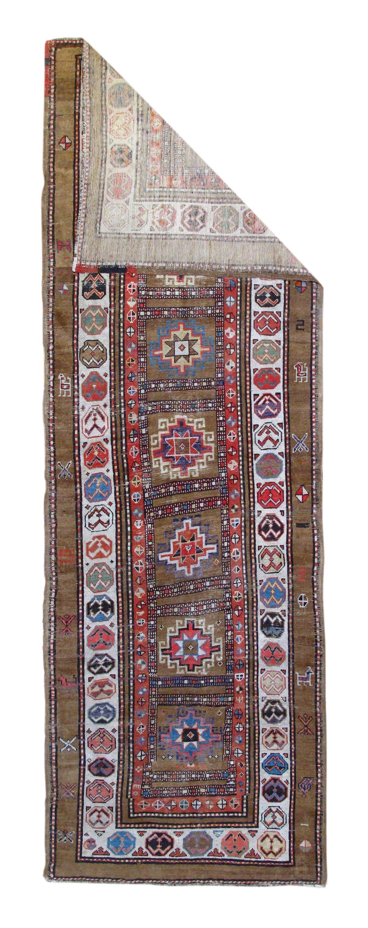 Antiker Sarab Läufer 3'7'' x 10'7''. In einer Ecke des nordwestpersischen Heriz-Dreiecks gelegen, sind diese Stadt und die umliegenden Dörfer auf die Herstellung von robust gewebten Läufern (Kenares) aus Wolle spezialisiert, deren Farbtöne von