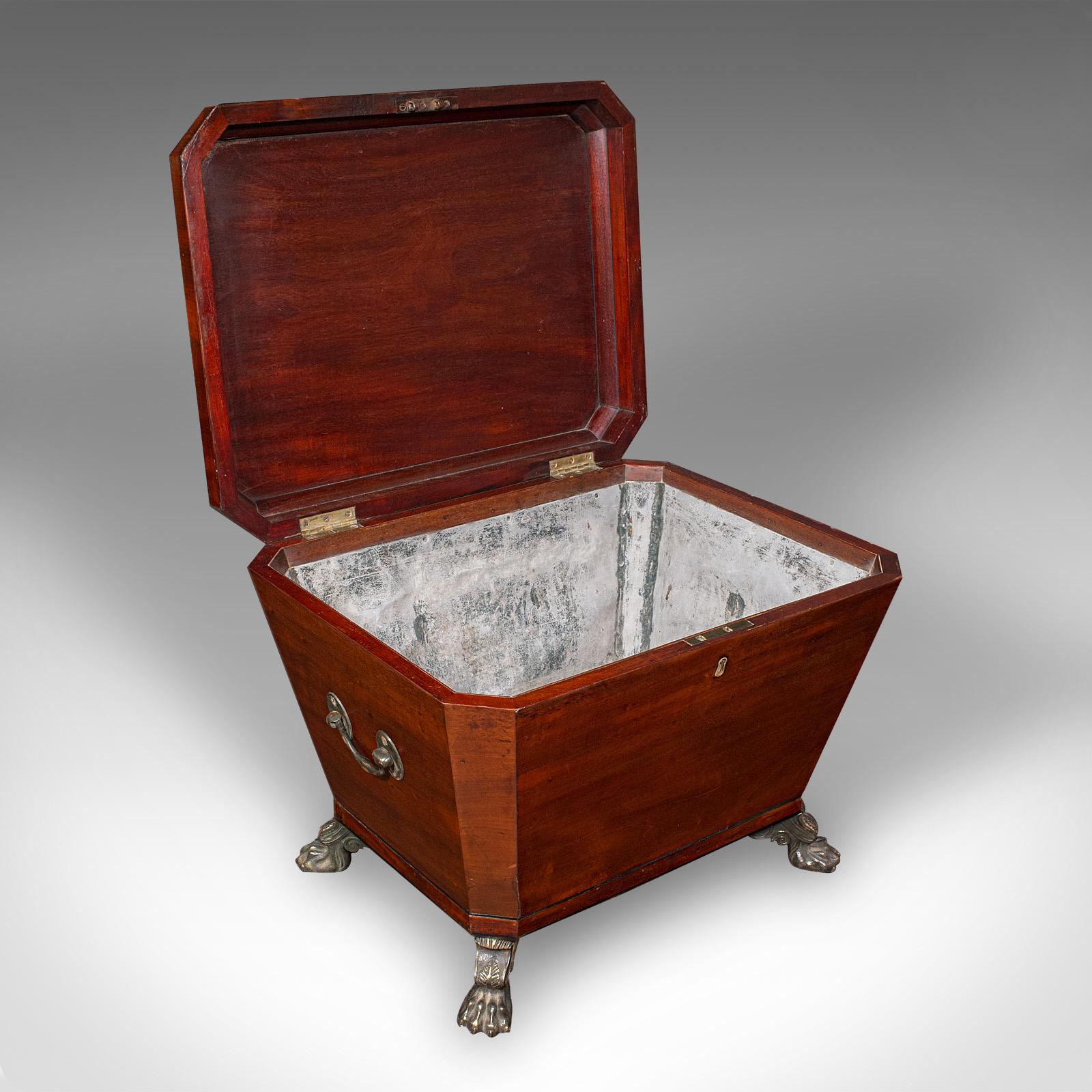 Si tratta di un antico sarcofago a celletta. Un contenitore per vino in mogano inglese, risalente al periodo georgiano, intorno al 1780.

Eccezionale radiatore georgiano, incastonato in un'imponente boiserie
Presenta una patina invecchiata