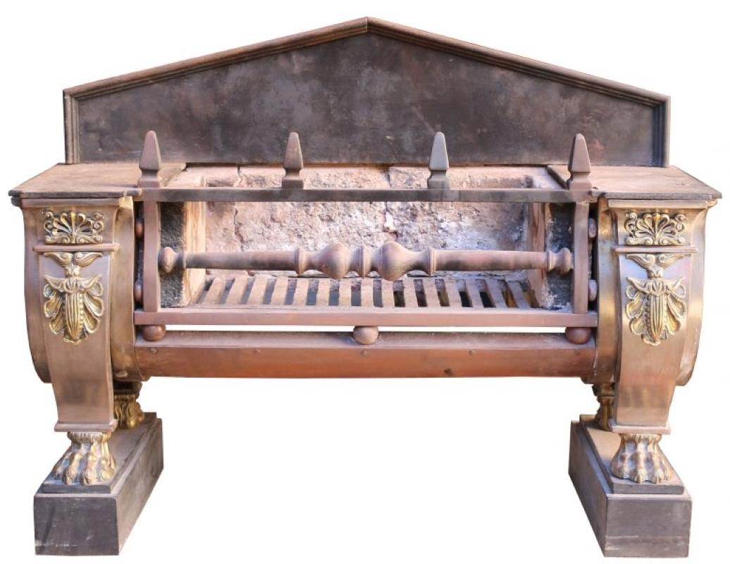 Grille de cuisson de sarcophage antique à la manière de George Bullock. Cette grille de style Régence anglaise est fabriquée en fonte et en laiton et finie en granit noir.

Les éléments décoratifs d'origine en laiton comprennent des pieds en patte