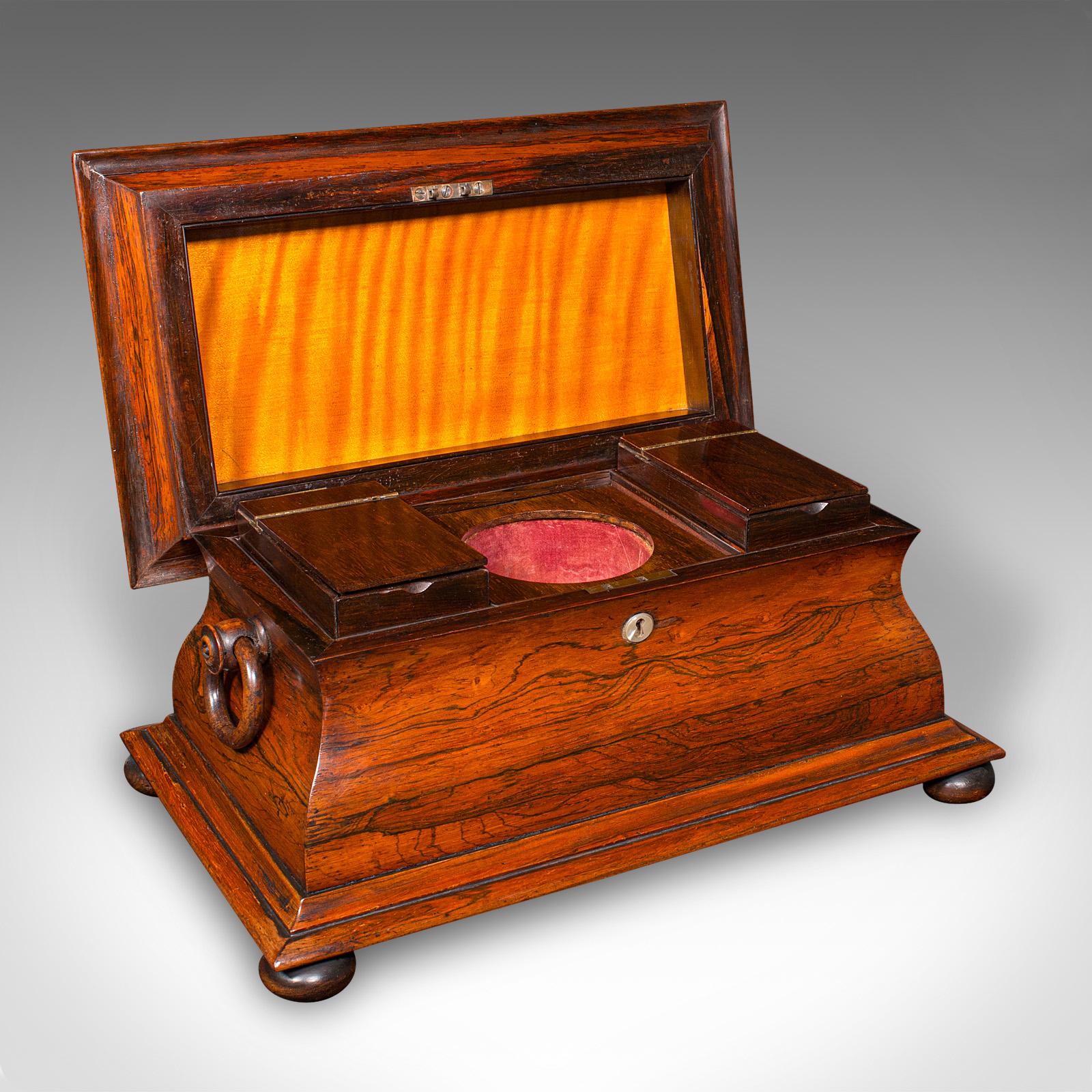 Il s'agit d'un beau sarcophage antique pour le thé. Coffret à thé anglais en bois de rose et de satin, datant de la période Regency, vers 1820. D'une forme distinguée et d'un aspect richement coloré, cette boîte à thé illustre le goût raffiné du