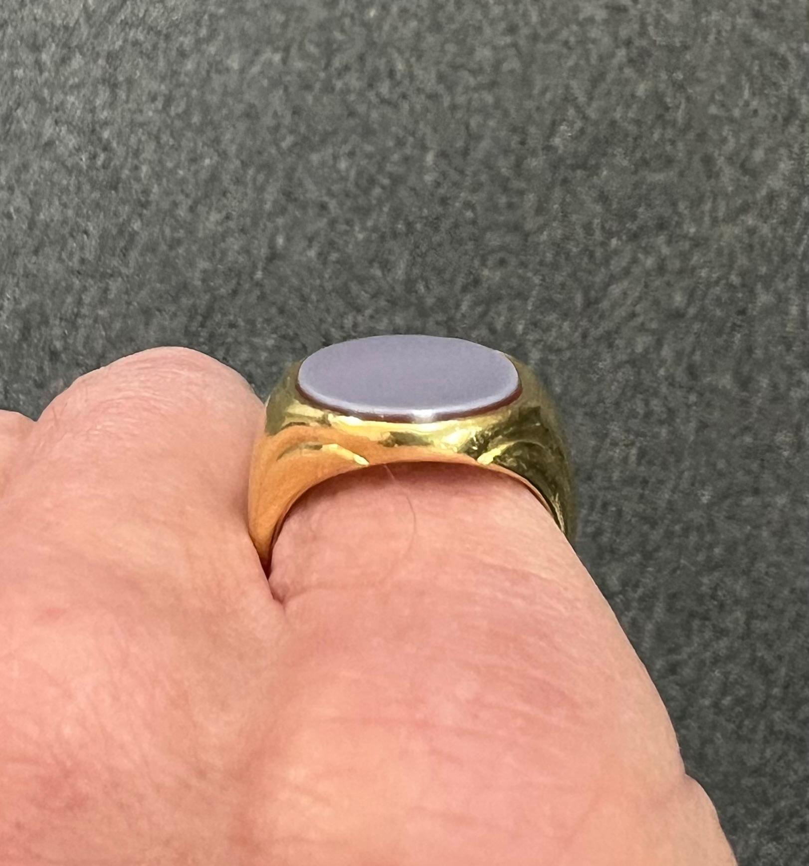 Victorian Antique Sardonyx Signet 18k Yellow Gold Ring Circa 1910 For Sale