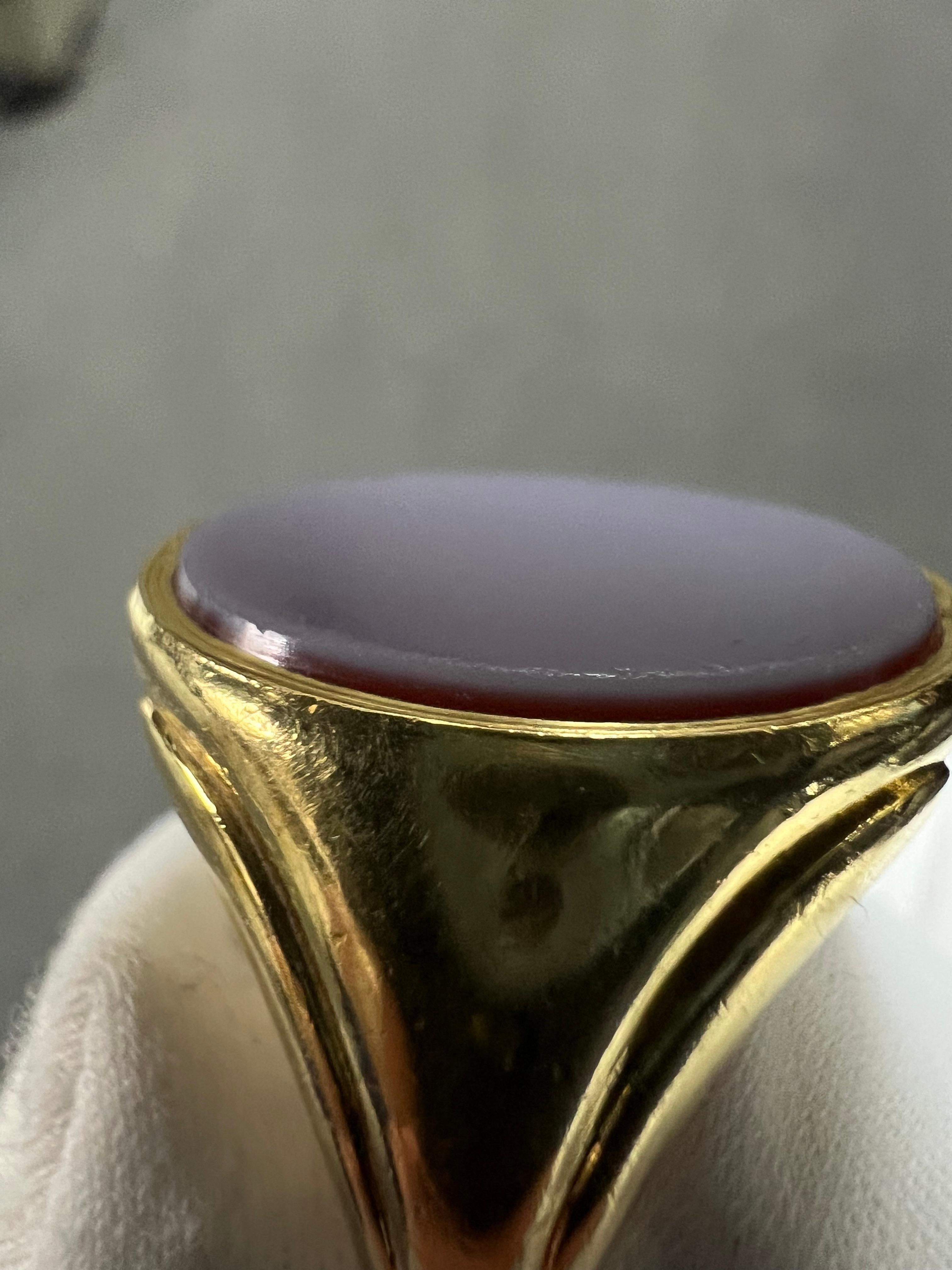 Women's or Men's Antique Sardonyx Signet 18k Yellow Gold Ring Circa 1910 For Sale