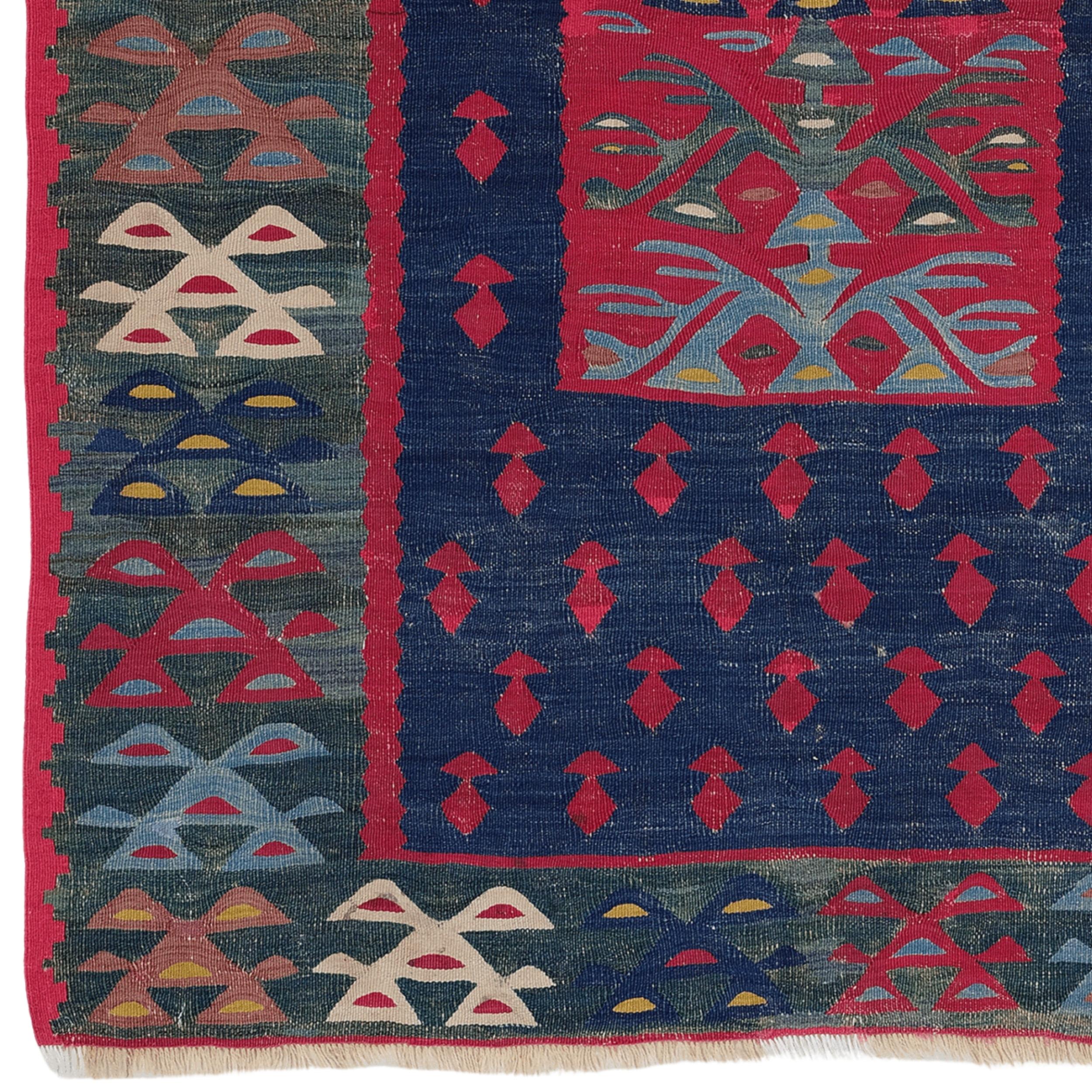 Ce superbe tapis Sarkoy est l'un des tapis tissés à la main dans la ville de Sarkoy, dans la région de Thrace en Türkiye. Riche d'une histoire ancienne, ce tapis est une œuvre d'art unique qui reflète le riche patrimoine culturel de la région.

La