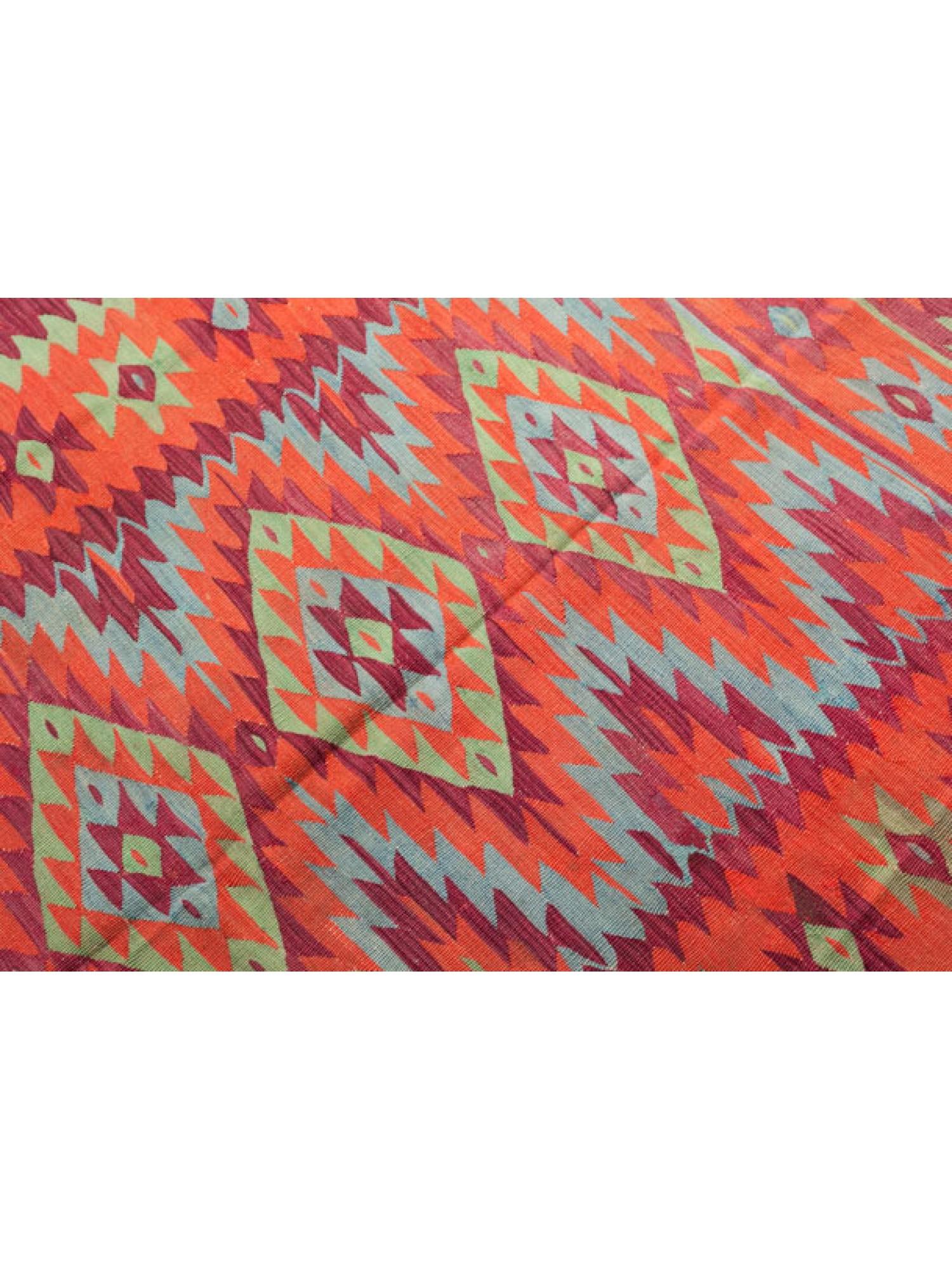 Il s'agit d'un tapis Kilim ancien et unique de Sharkoy (Sarköy ou Sharkoy) provenant de l'ouest de la Turquie et présentant une composition de couleurs rare et magnifique.

Les kilims Sarkoy sont très finement tissés en fente, dans une variété de