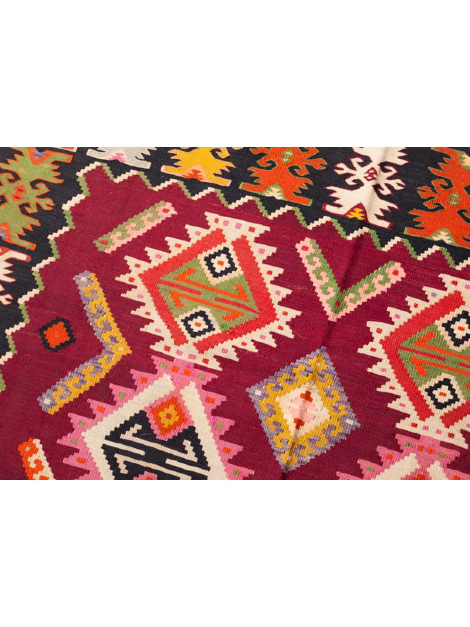 Il s'agit d'un tapis Kilim ancien et unique de Sharkoy (Sarköy ou Sharkoy) provenant de l'ouest de la Turquie et présentant une composition de couleurs rare et magnifique.

Les kilims Sarkoy sont très finement tissés en fente, dans une variété de
