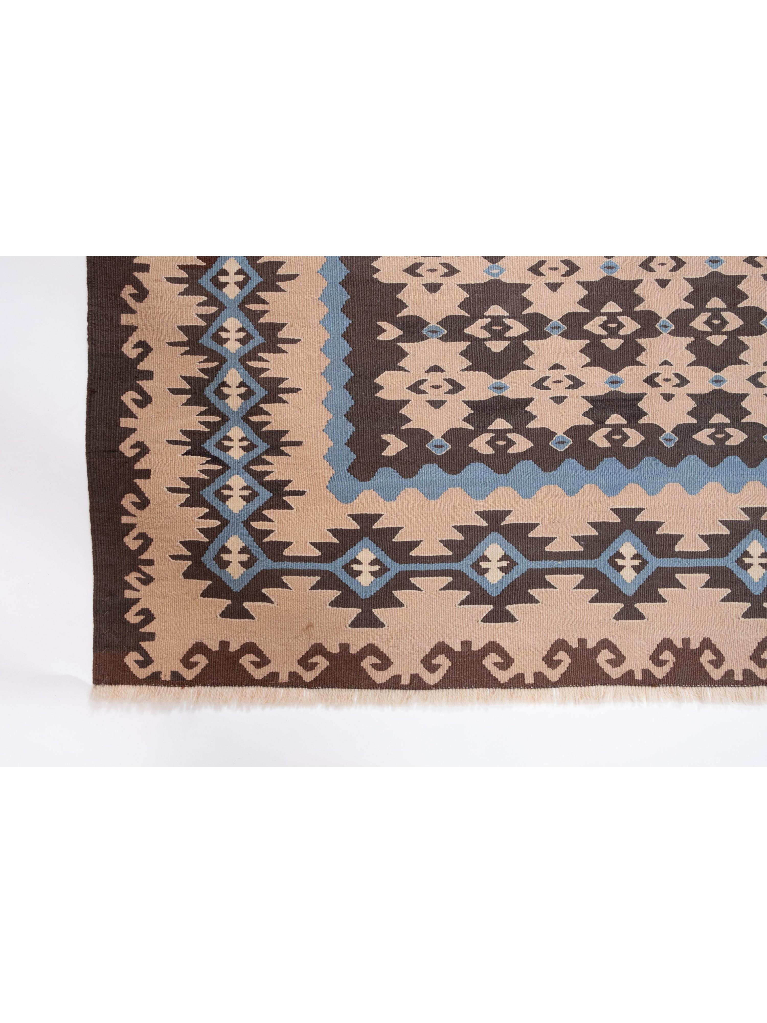 Il s'agit d'un tapis Kilim ancien et unique de Sharkoy (Şarköy) provenant de l'ouest de la Turquie et présentant une composition de couleurs rare et magnifique.

Les kilims Sarkoy sont très finement tissés en fente, dans une variété de tailles, et