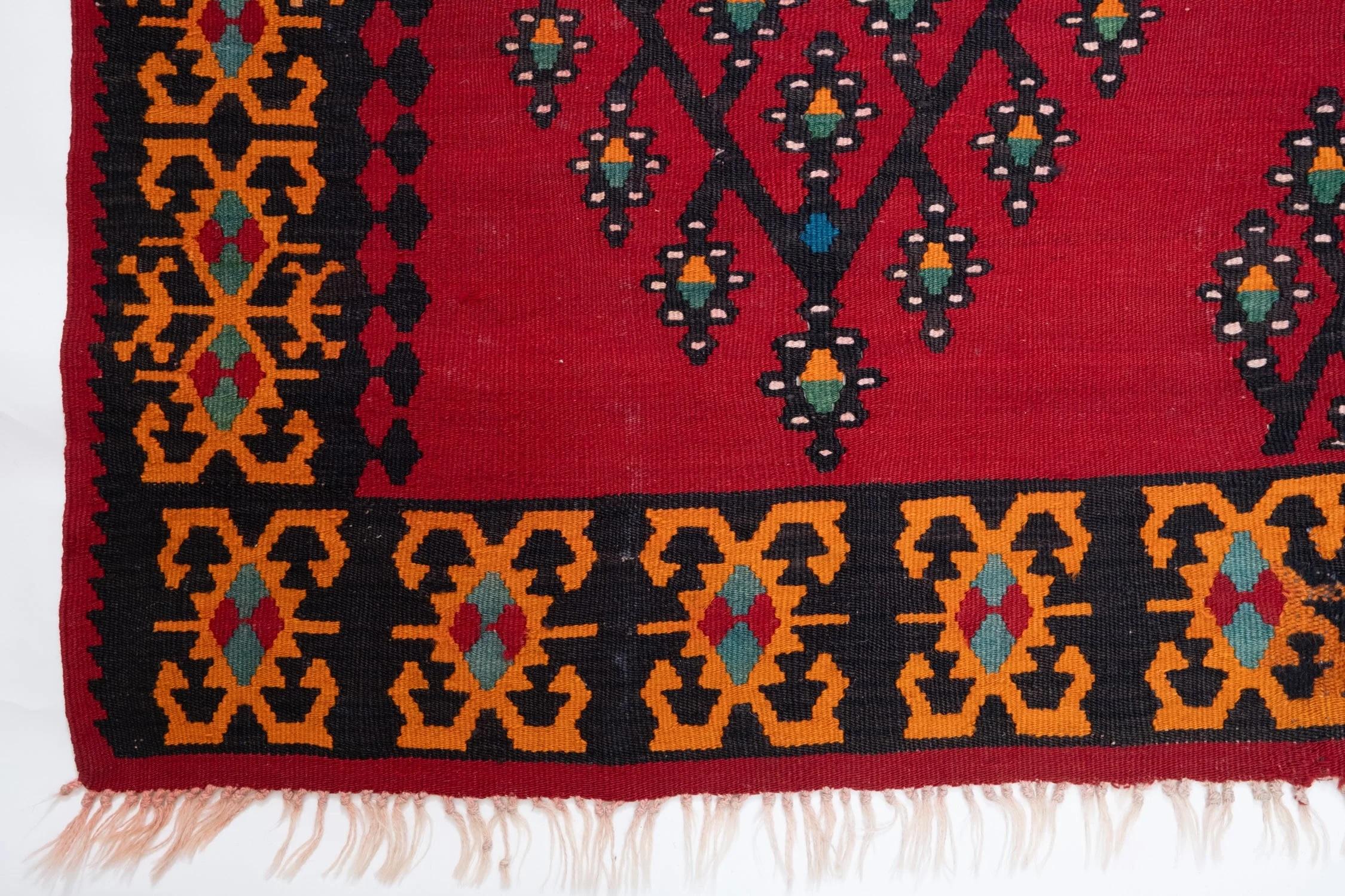 Se trata de una alfombra kilim Sarkoy (Sharkoy o Sarköy) antigua y única, procedente del oeste de Turquía, con una rara y bella composición de colores.

Los kilims sarkoy se tejen muy finamente en trama de hendidura en diversos tamaños y se fabrican