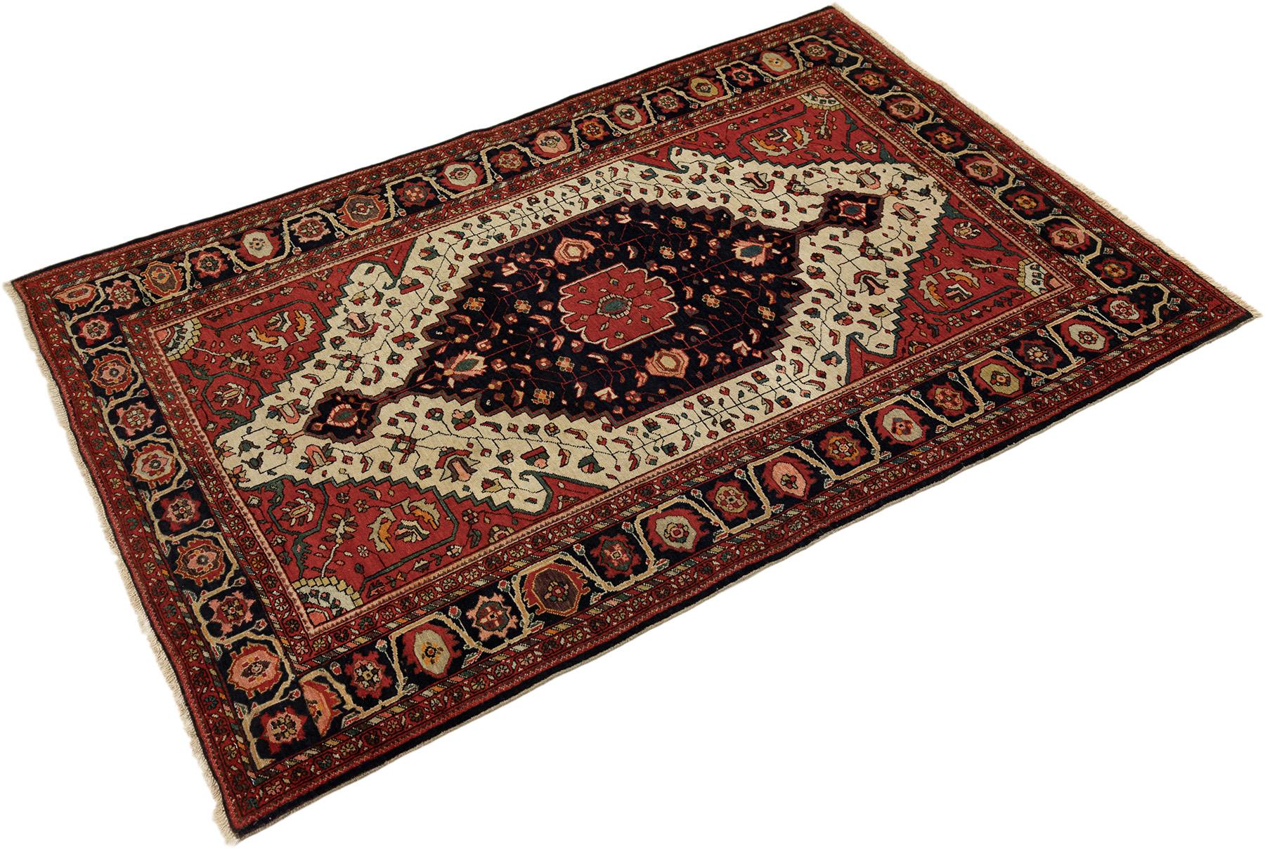 Handgeknüpfter persischer Sarough-Farahan-Teppich, gewebt im Iran um 1900.

Dieser elegante antike Sarough Farahan zeigt ein markantes Zentralmedaillon in einem tiefblauen Feld, das von einem elfenbeinfarbenen Zwickelmuster und sattroten Bordüren