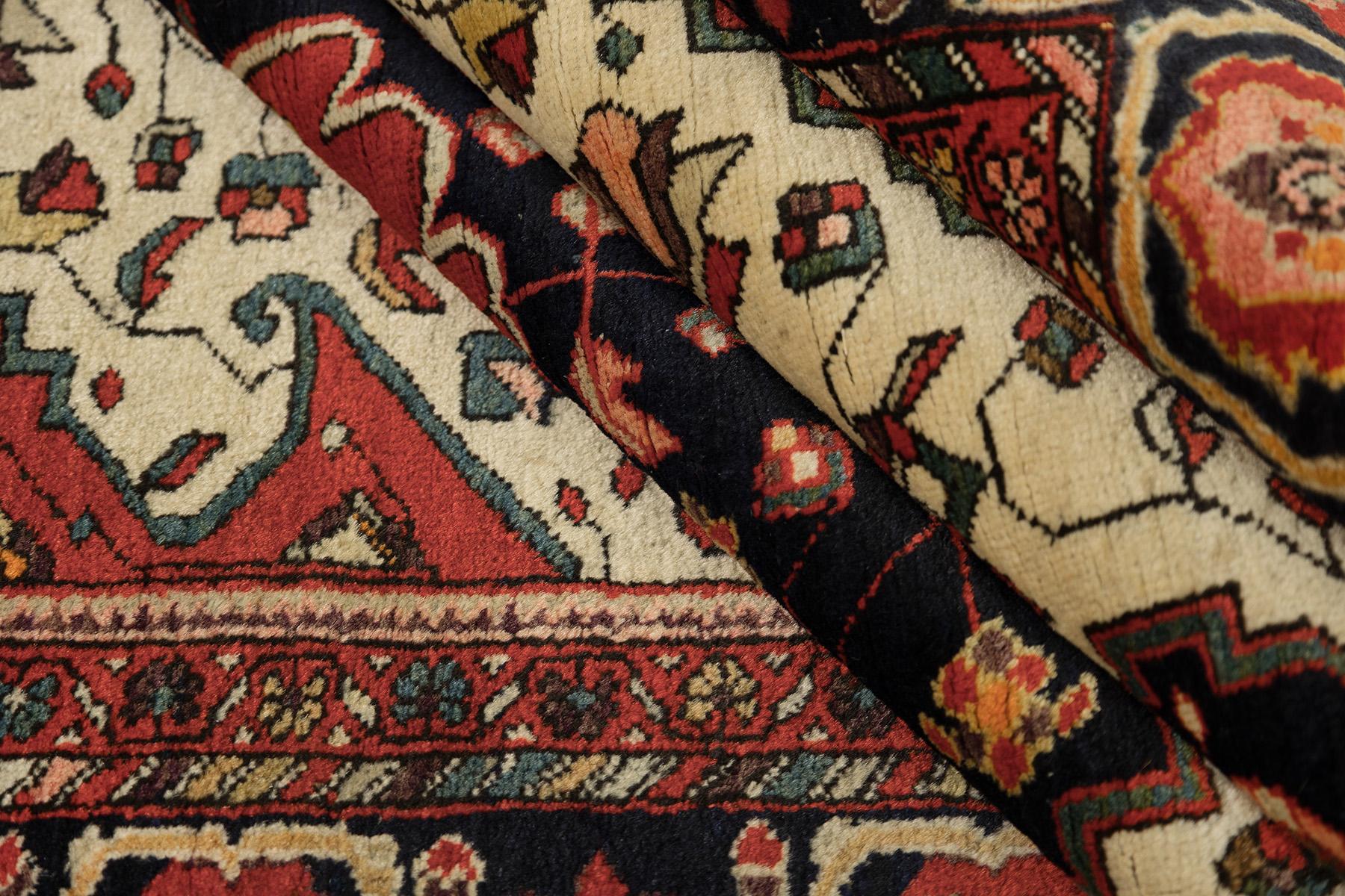 Antiker Sarough Farahan Teppich, handgeknüpft, 6.6x4.2 ft - Rot, Elfenbein & Marine im Angebot 1