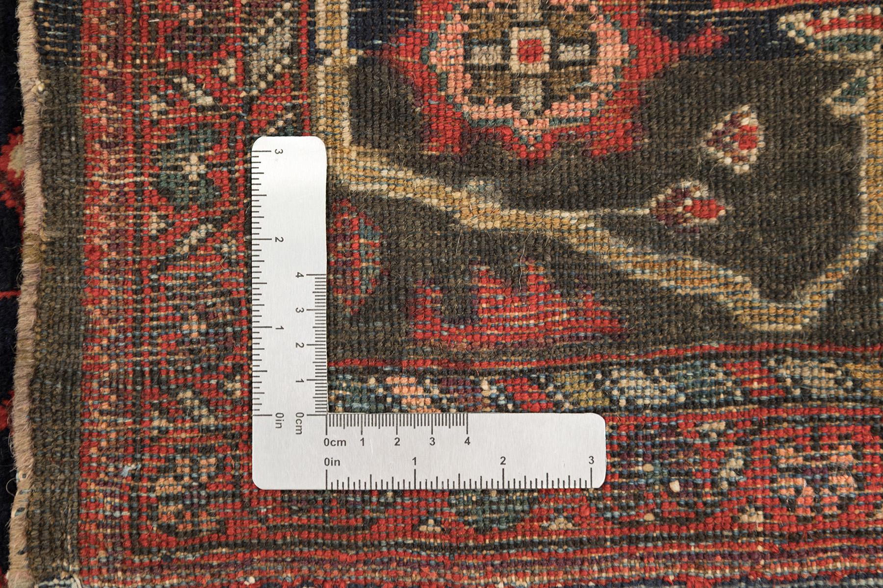 Antiker Sarough Farahan Teppich, handgeknüpft, 6.6x4.2 ft - Rot, Elfenbein & Marine im Angebot 2