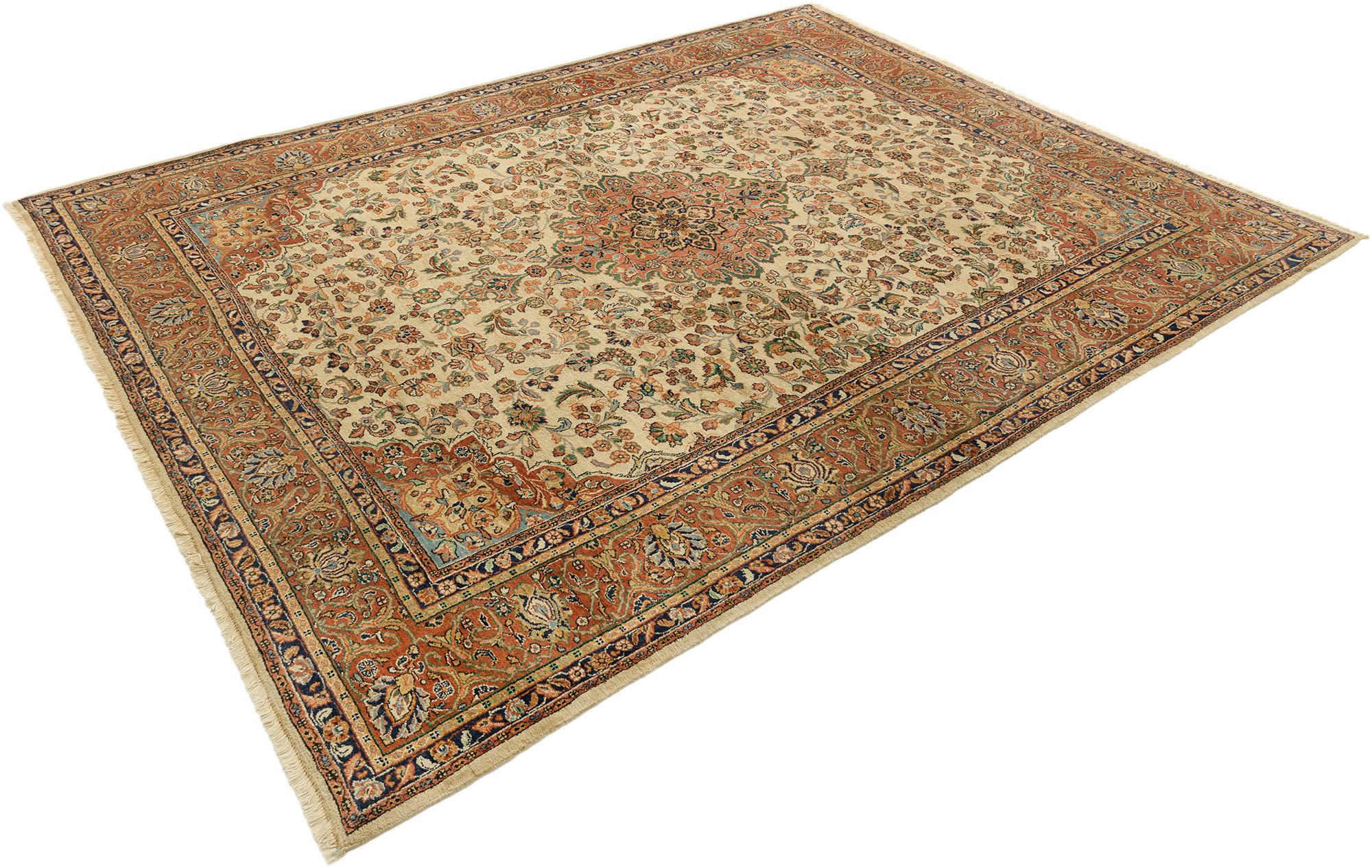 Handgeknüpfter antiker Sarough-Teppich, der in Persien mit traditioneller Kunstfertigkeit hergestellt wurde, etwa Anfang des 20.

Mit einem zentralen Blumenmedaillon auf einem elfenbeinfarbenen Feld, das reich mit Ranken, Rosetten und Palmetten