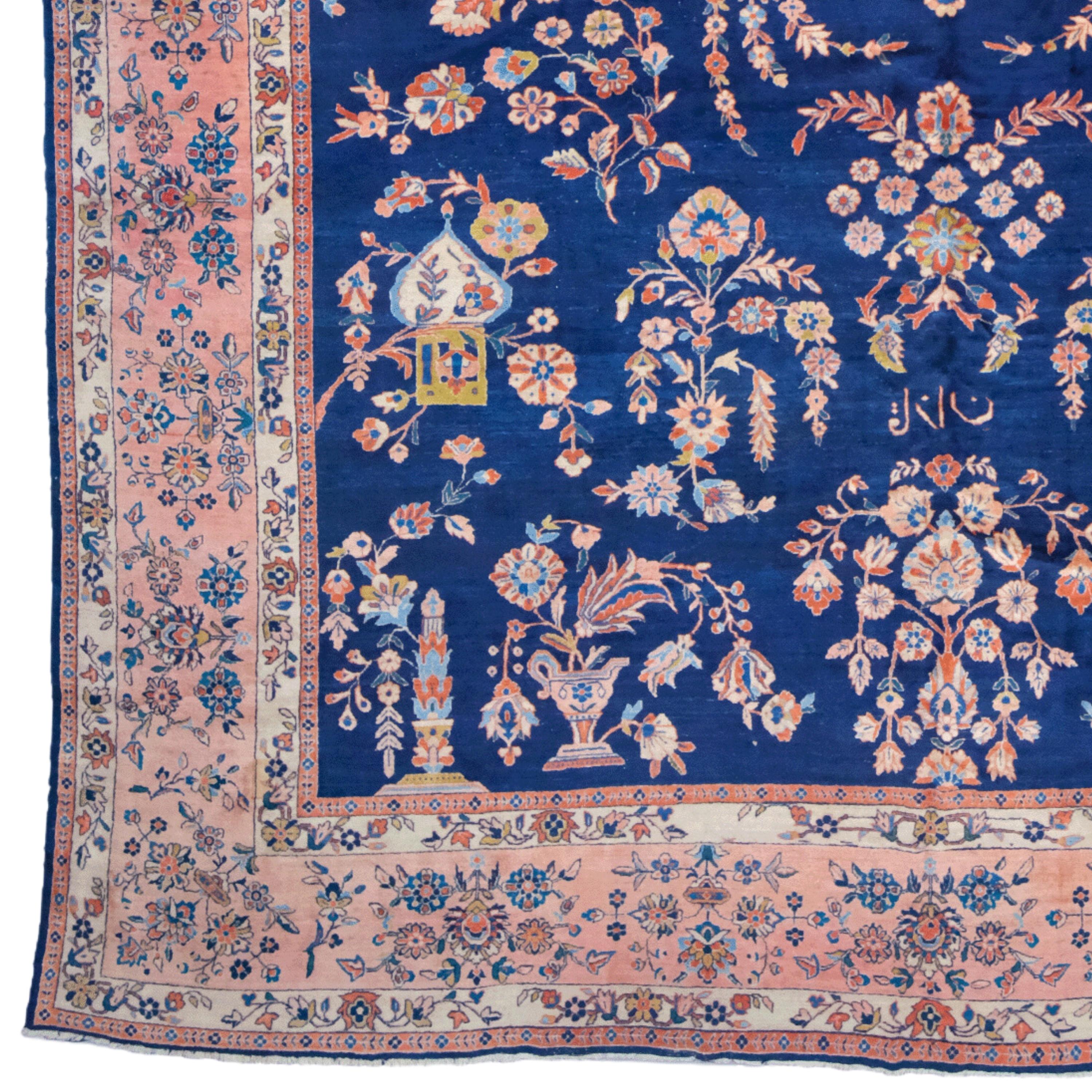 Antiker Sarouk-Teppich - CIRCA 1900 Persischer Sarouk-Teppich

Dieser alte Sarouk-Teppich aus dem frühen 20. Jahrhundert hat eine sattblaue Mitte und ist mit komplizierten Blumen- und Pflanzenmotiven in Rosa-, Orange-, Creme- und Hellblautönen