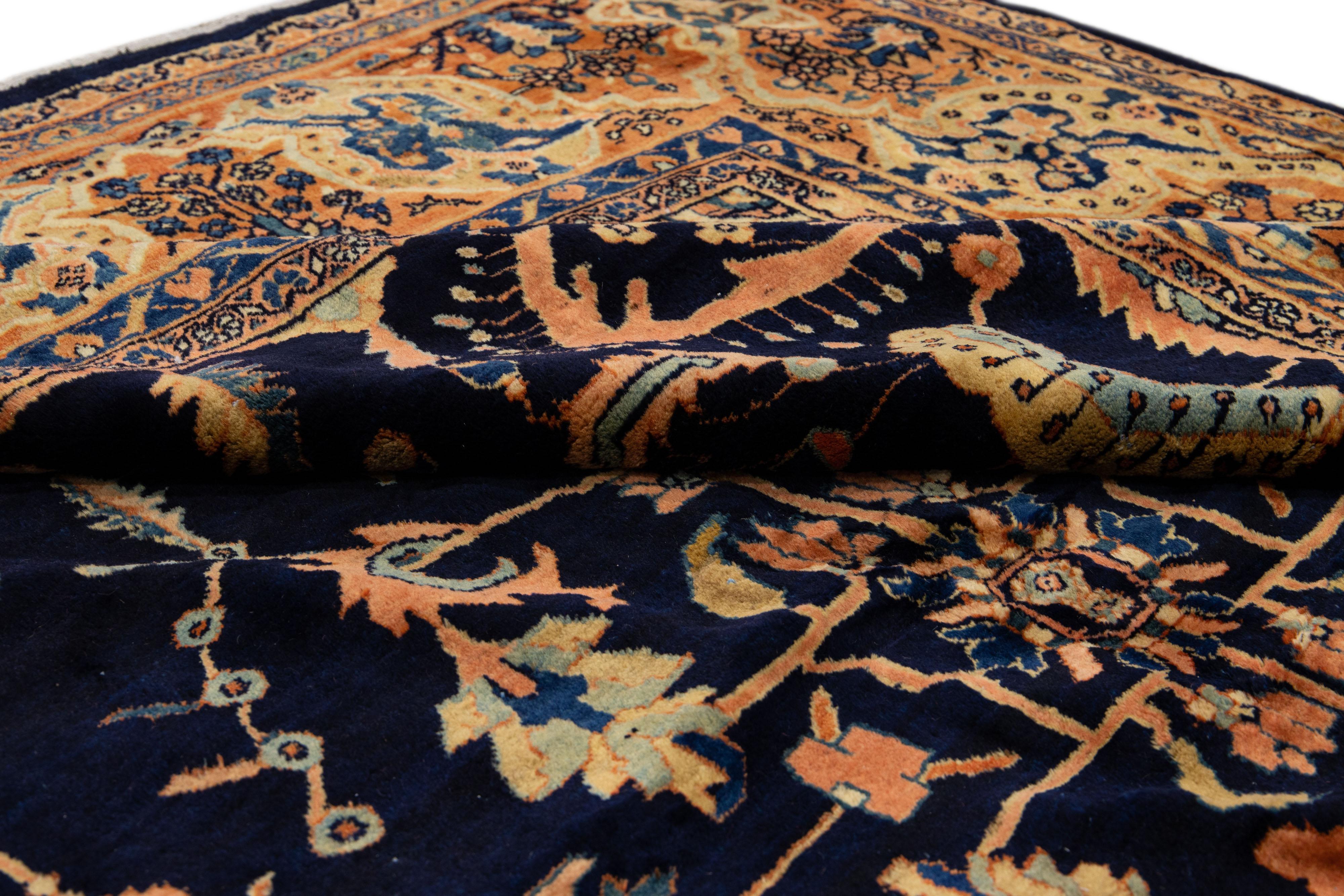 Antiker antiker Sarouk Farahan handgefertigter dunkelblauer persischer Wollteppich mit Blumenmuster (Wolle) im Angebot