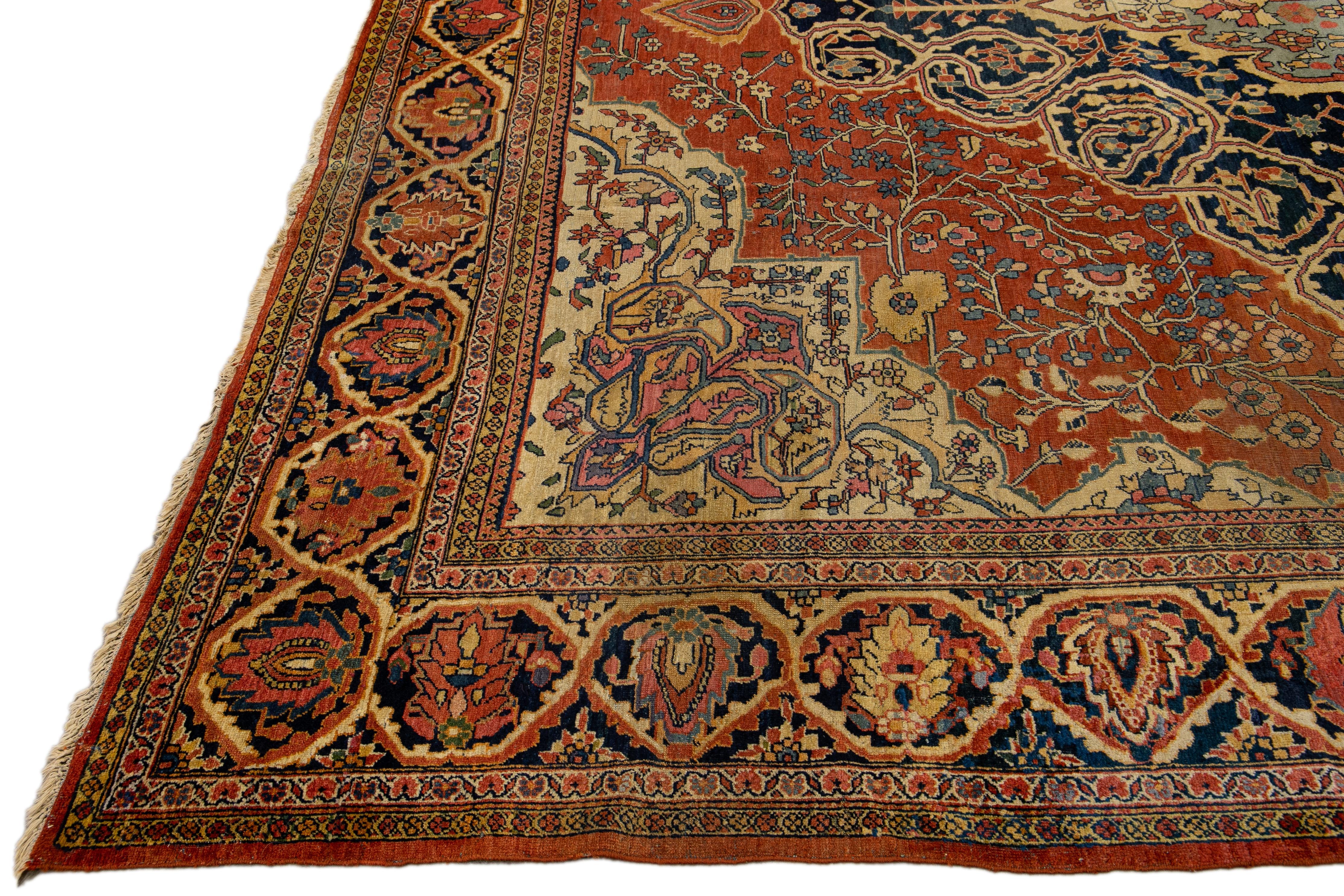 Noué à la main Tapis persan ancien Sarouk Farahan fait à la main à motif de médaillons rouille en vente