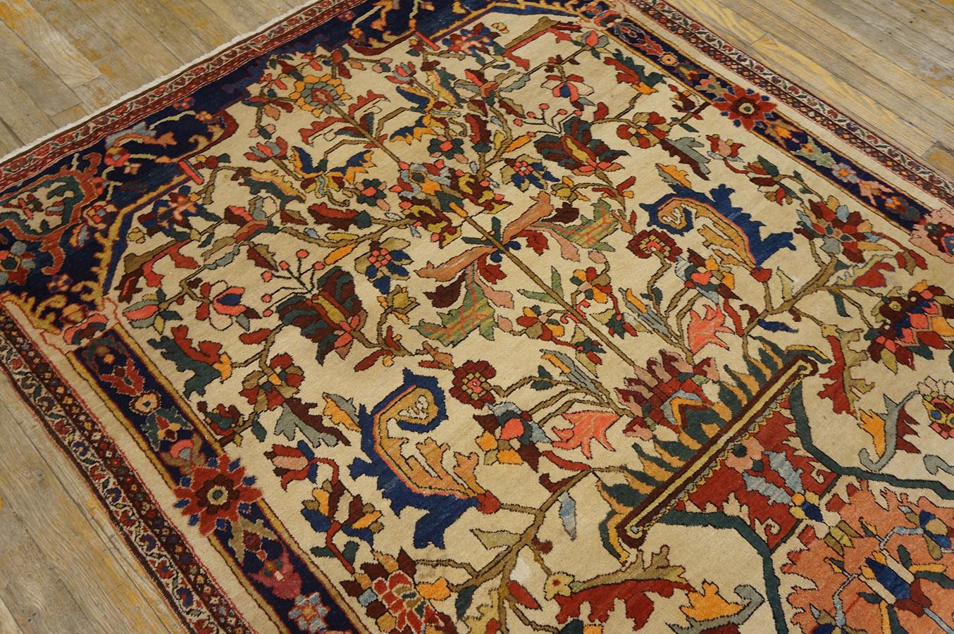 Late 19th Century Persian Sarouk Farahan Carpet ( 4'4'' x 6'9''- 132 x 205 )  For Sale 5