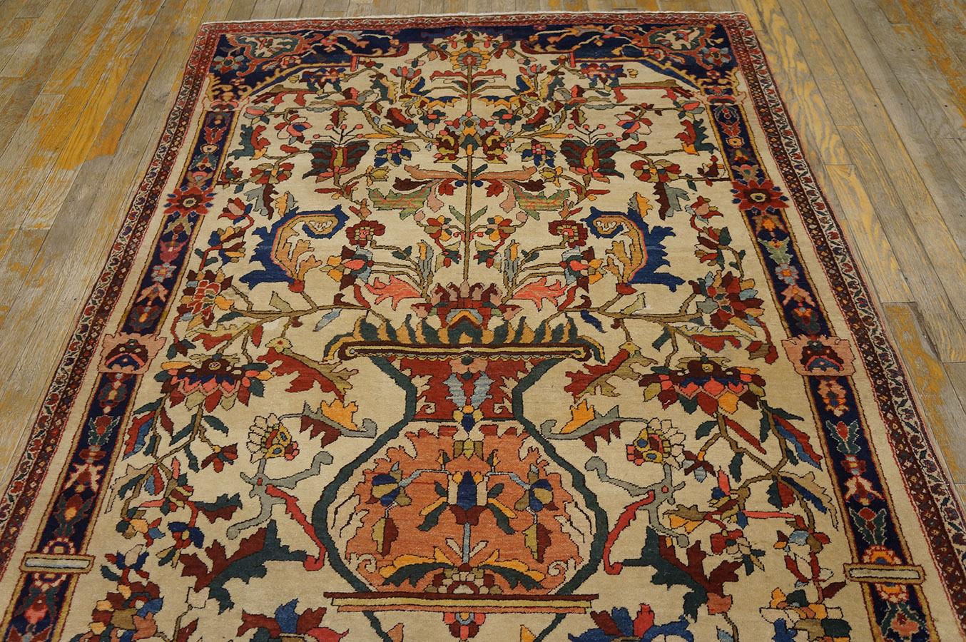 Noué à la main Tapis persan Farahan de la fin du XIXe siècle (04'4'' x 6'9''- 132 x 205 )  en vente