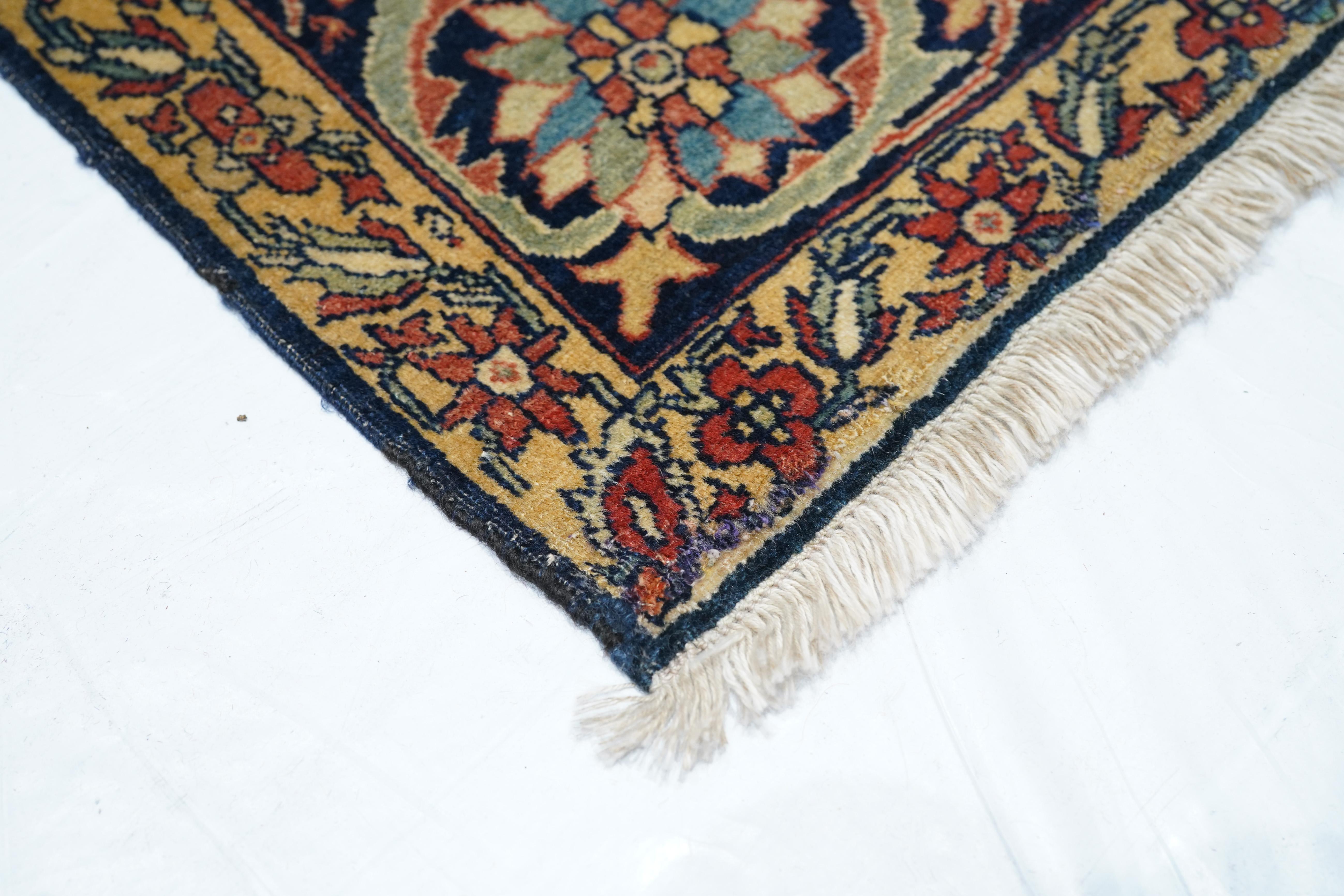 Antique Sarouk Farahan Rug 4'7'' x 6'8'' In Good Condition For Sale In New York, NY