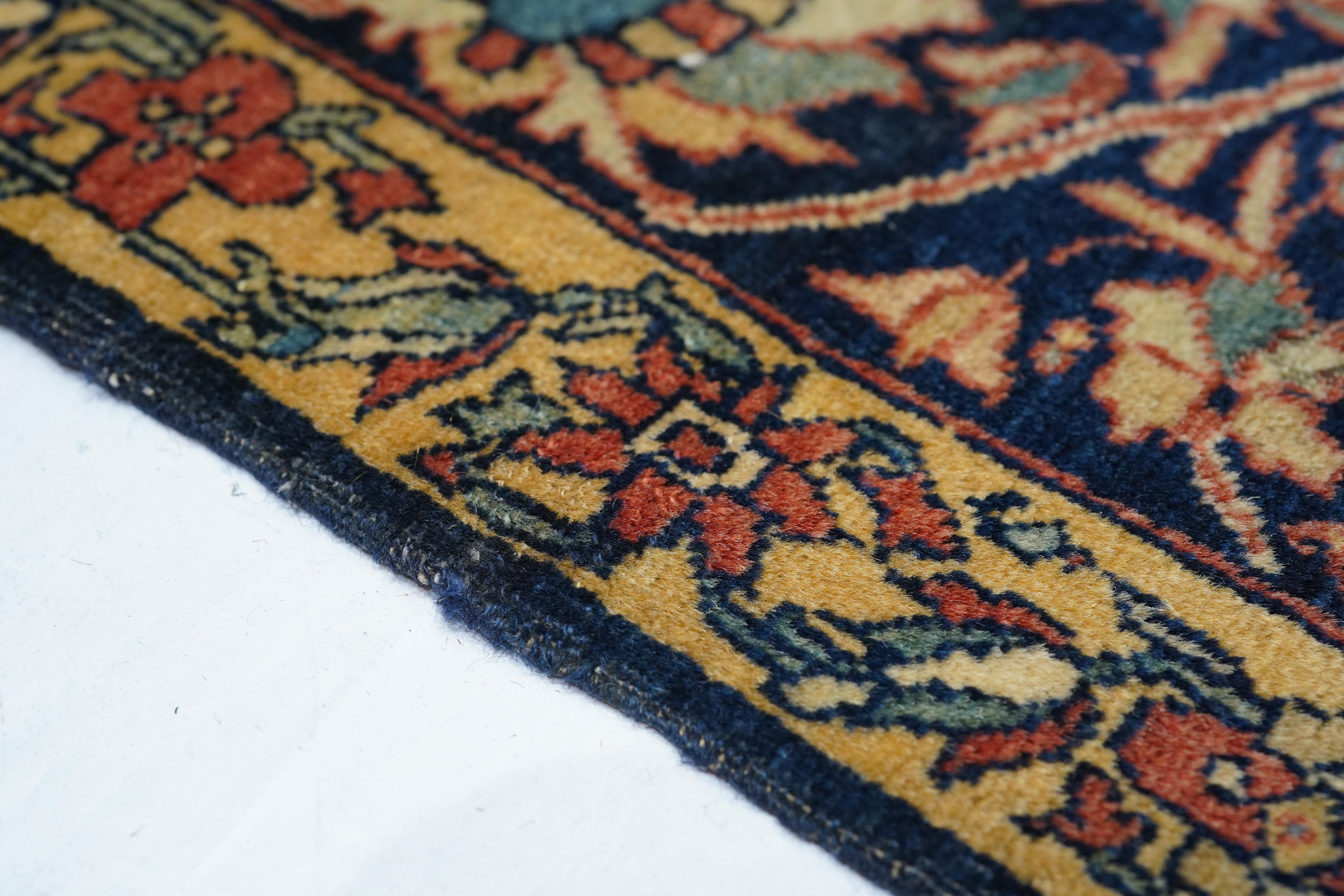Antiker Sarouk Farahan-Teppich 4'7'' x 6'8'' im Zustand „Gut“ im Angebot in New York, NY