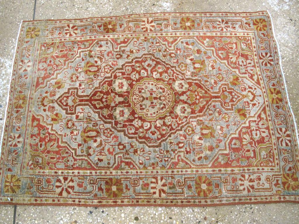 Antique Sarouk Farahan Rug In Good Condition For Sale In New York, NY
