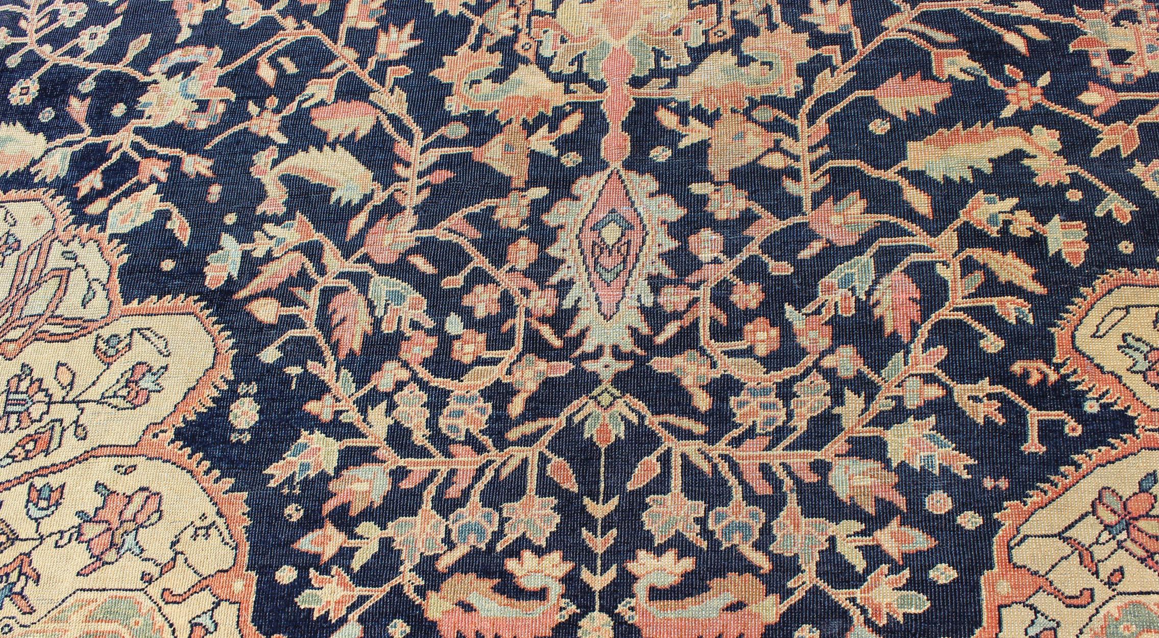 Antico Sarouk Farahan con motivi floreali in Salmone, Verde, Beige e Blu Navy in vendita 1