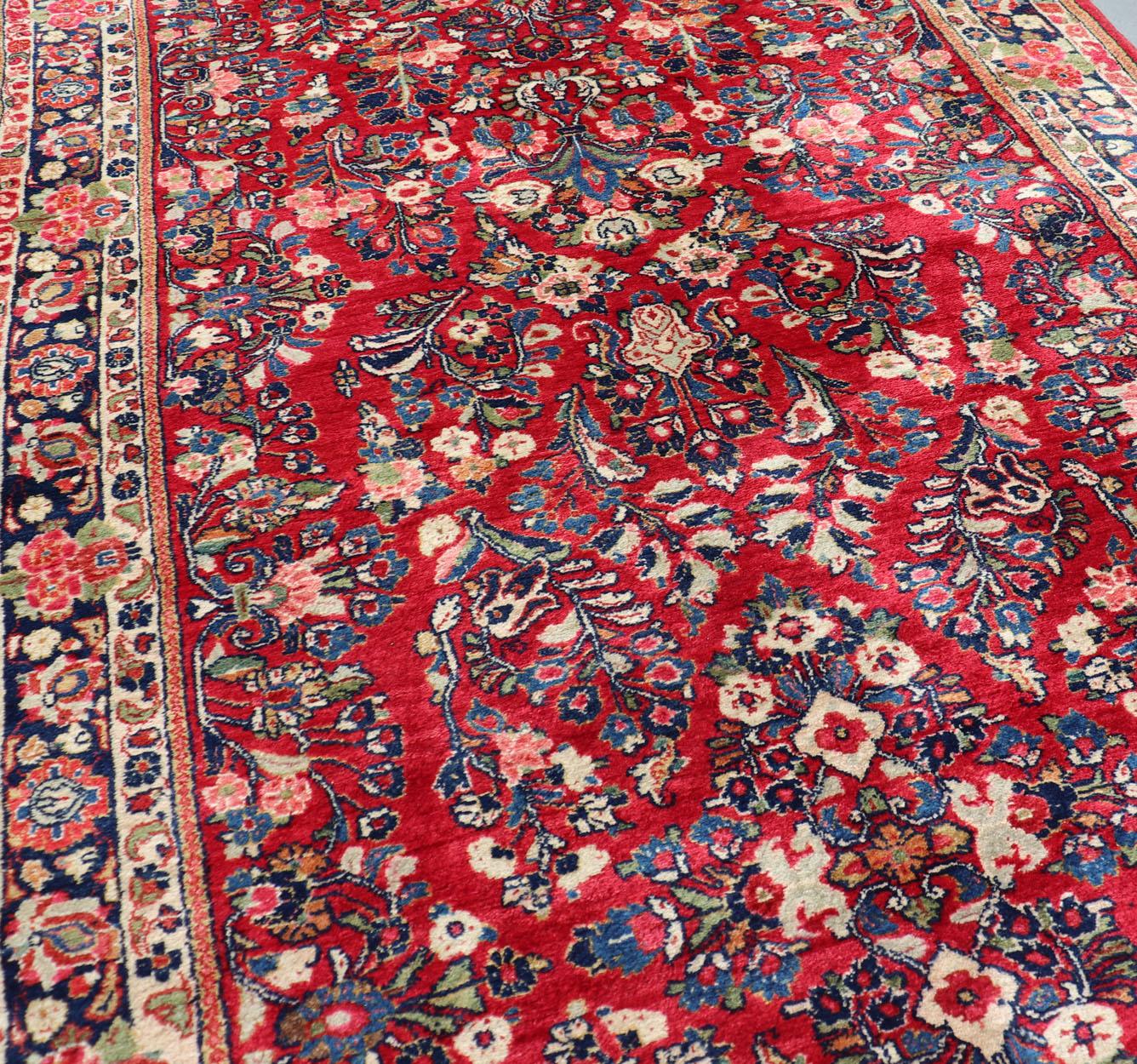 Antiker langer Sarouk-Galerie-Läufer mit All-Over-Blumenmuster auf rotem Hintergrund im Angebot 2