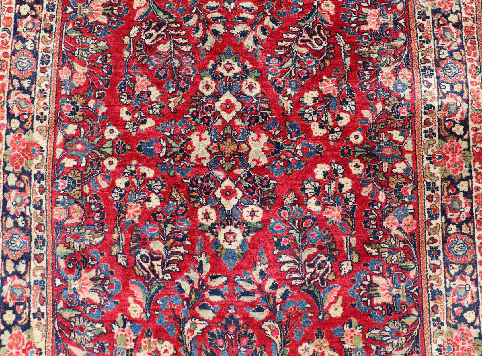 Antiker langer Sarouk-Galerie-Läufer mit All-Over-Blumenmuster auf rotem Hintergrund im Angebot 3