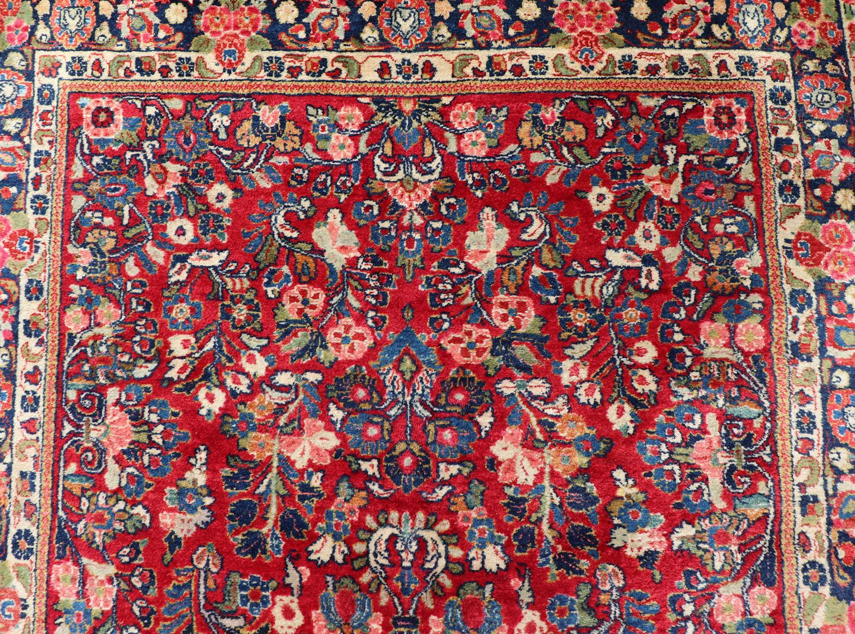 Antiker langer Sarouk-Galerie-Läufer mit All-Over-Blumenmuster auf rotem Hintergrund im Angebot 4