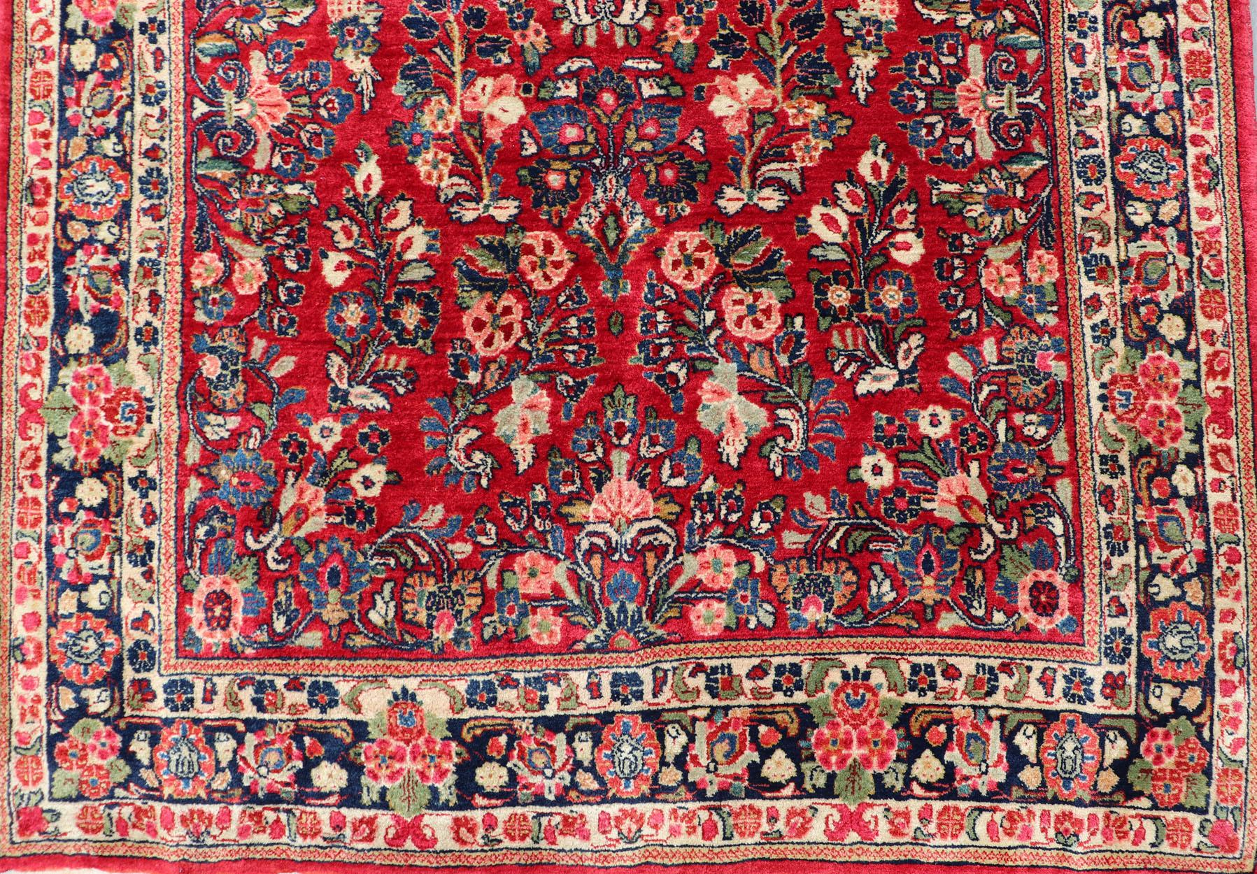 Antiker langer Sarouk-Galerie-Läufer mit All-Over-Blumenmuster auf rotem Hintergrund im Angebot 5