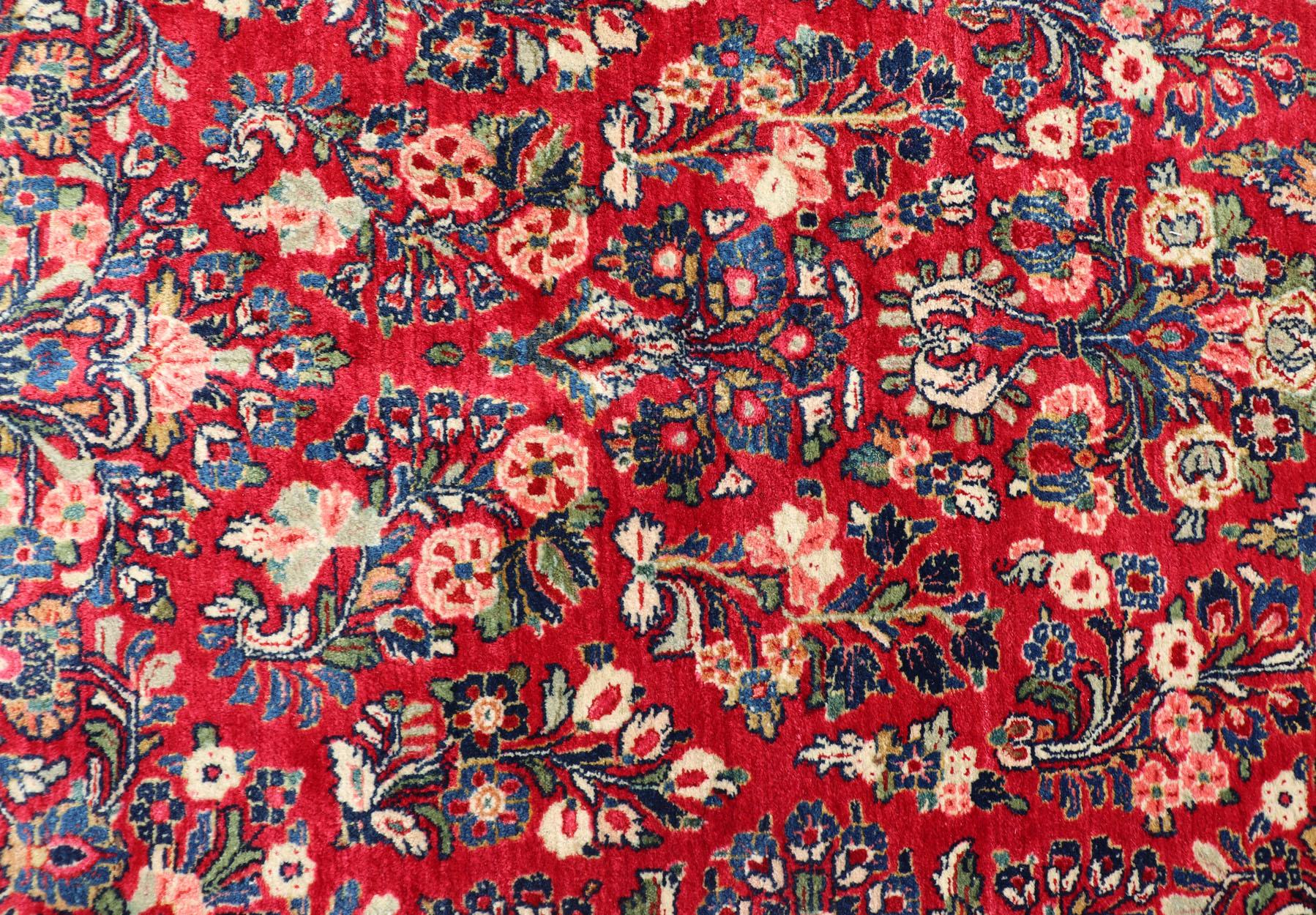 Antiker langer Sarouk-Galerie-Läufer mit All-Over-Blumenmuster auf rotem Hintergrund im Angebot 7