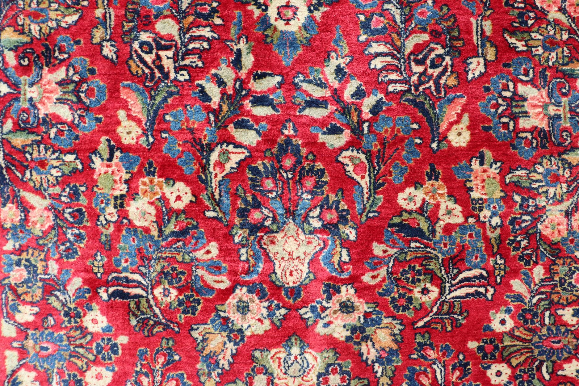 Antiker langer Sarouk-Galerie-Läufer mit All-Over-Blumenmuster auf rotem Hintergrund im Angebot 8