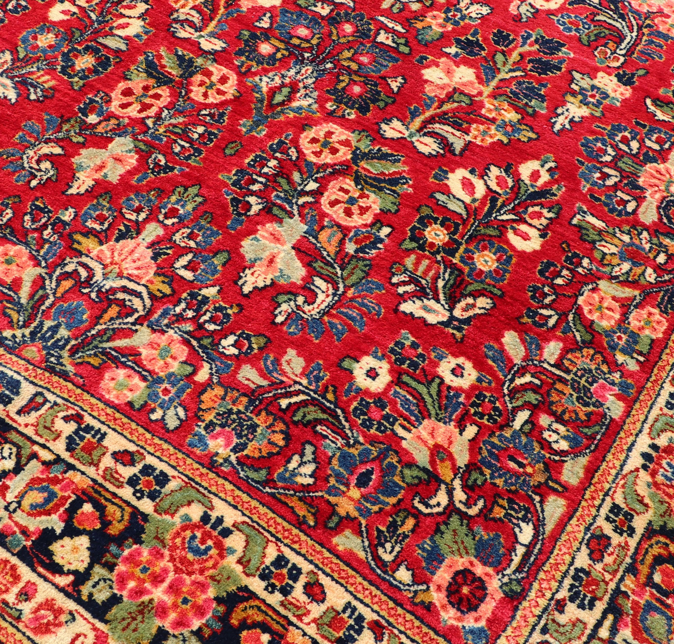 Antiker langer Sarouk-Galerie-Läufer mit All-Over-Blumenmuster auf rotem Hintergrund im Angebot 9